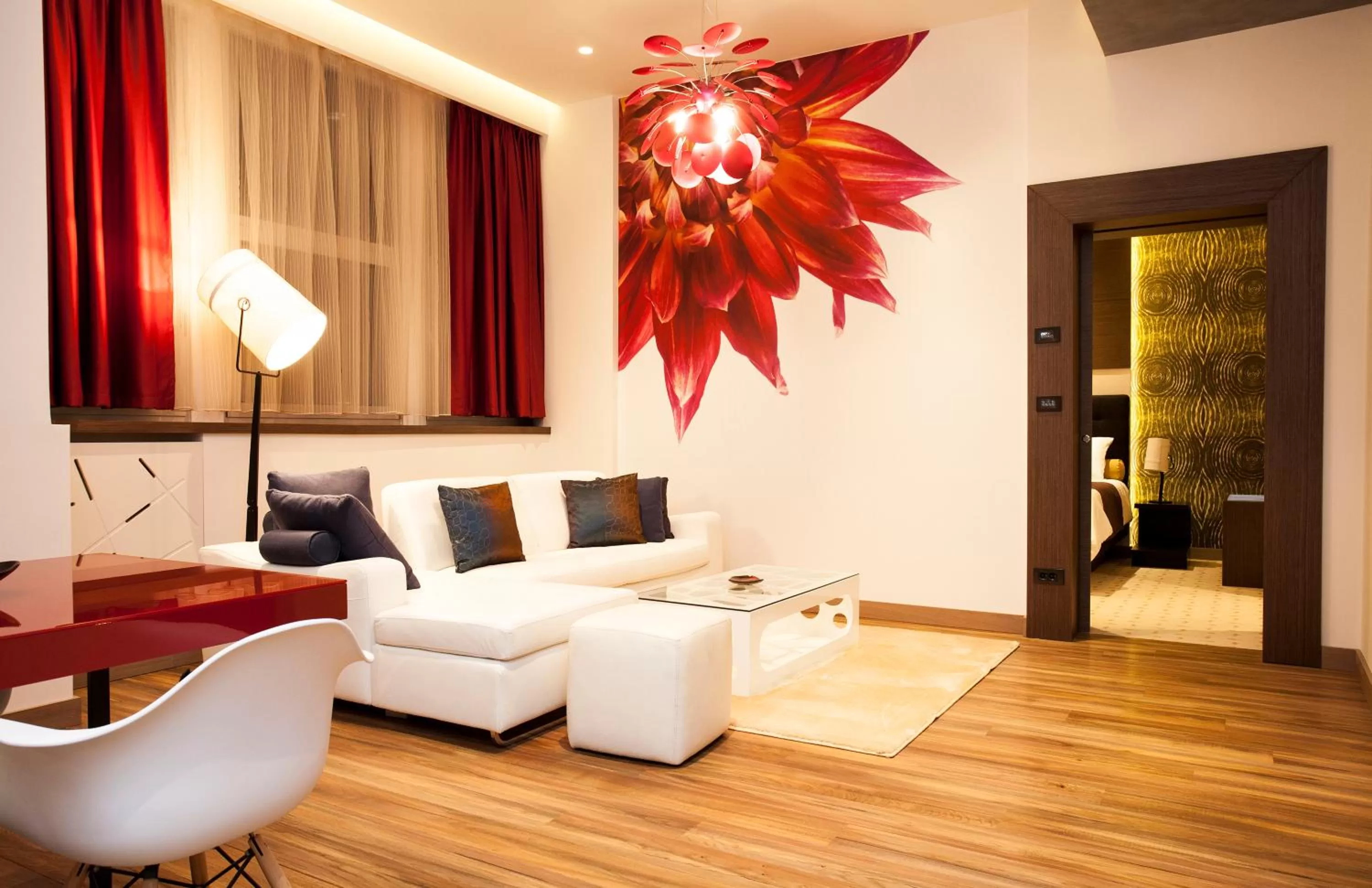 Suite with Hot Tub and Sauna - Free Parking in Atera Business Suites