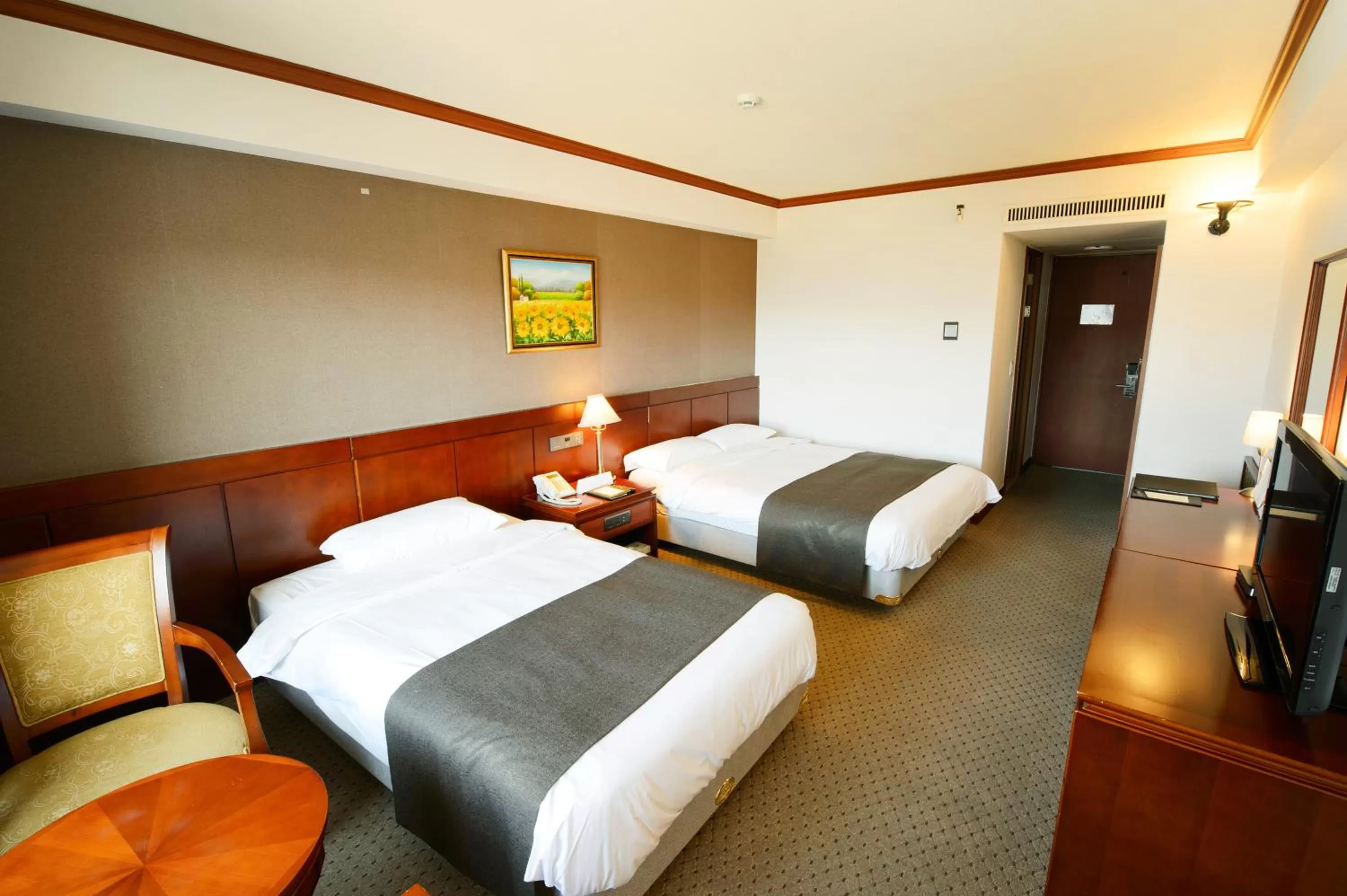 Superior Twin Room with Lake View in Commodore Hotel Gyeongju