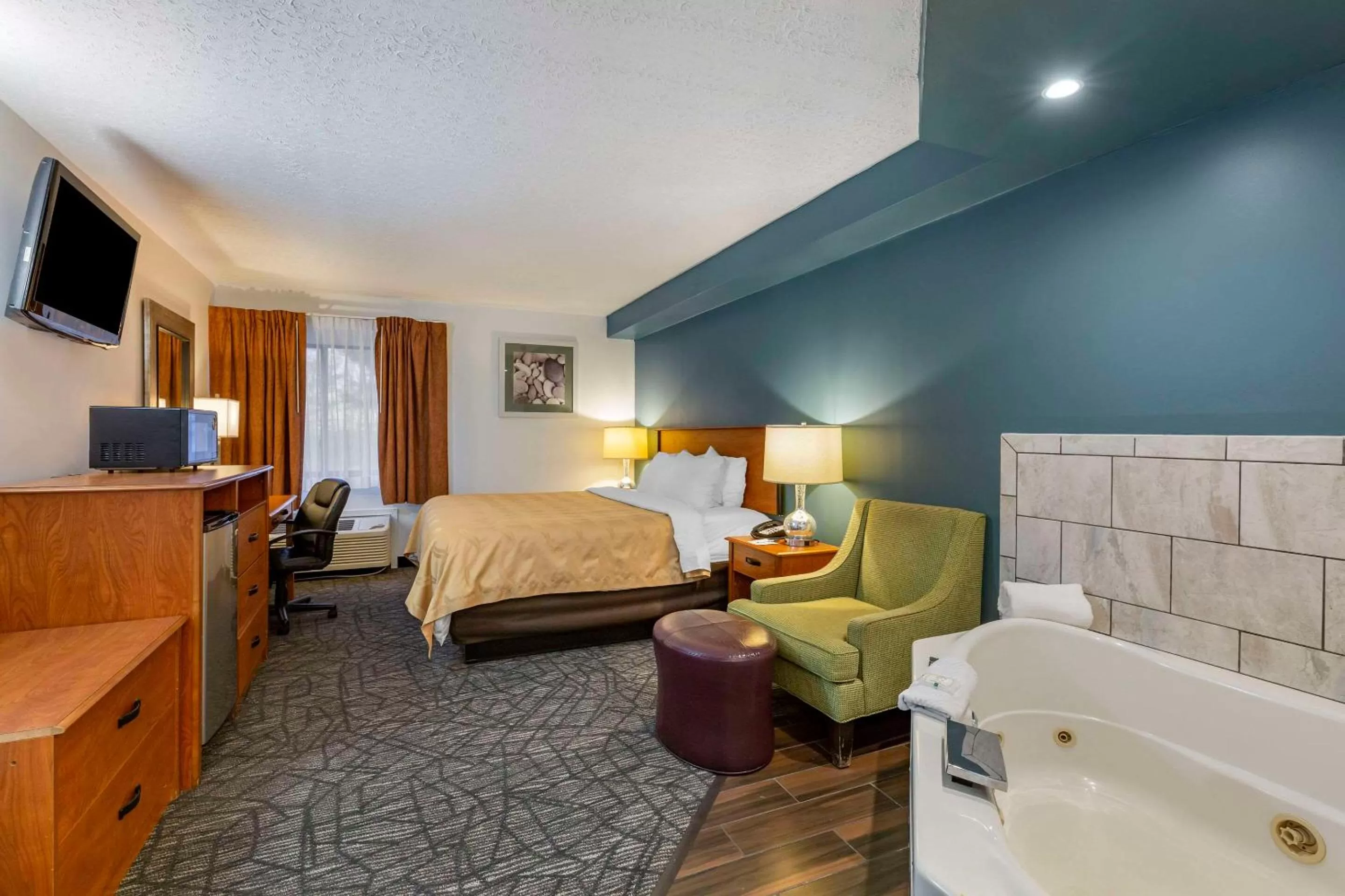 King Room with Hot Tub - Non-Smoking in Quality Inn Austintown-Youngstown West
