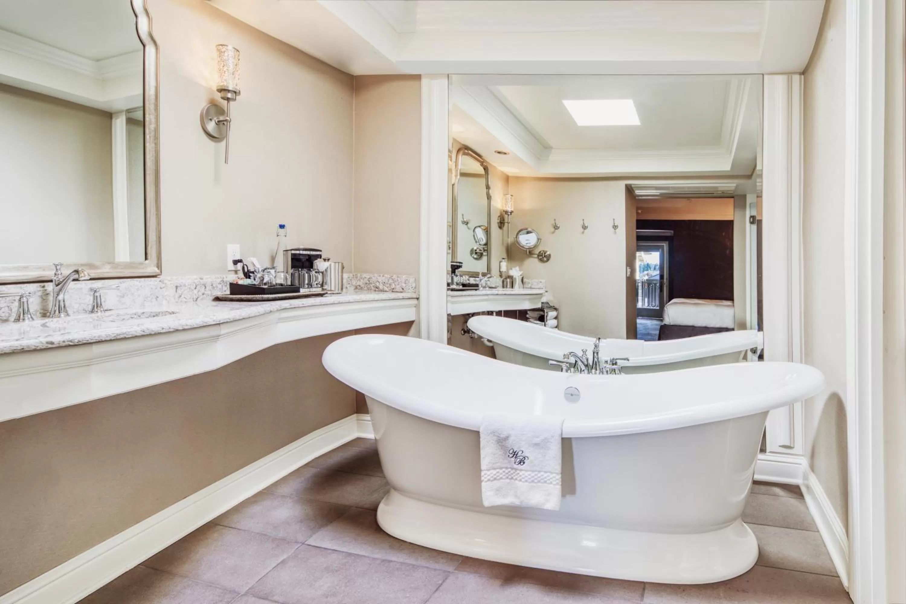 Courtyard King Suite in Hotel Ballard