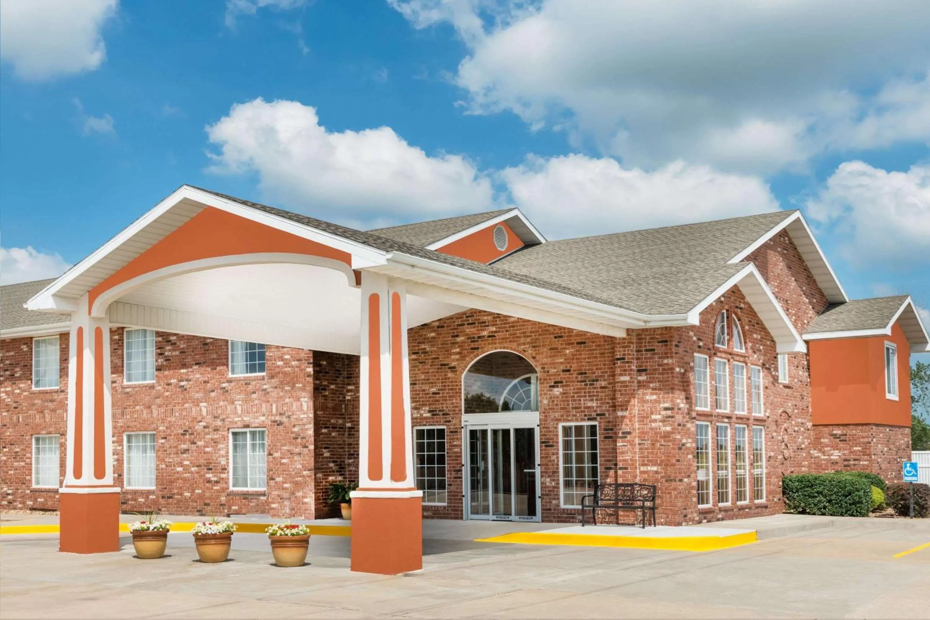 Property building in Super 8 by Wyndham Bolivar