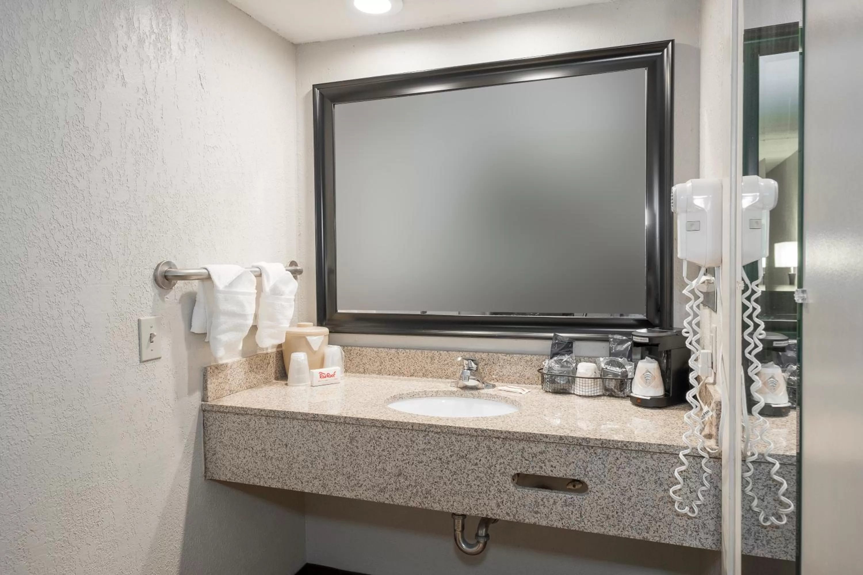 Superior King Room Disability Access Roll-In Shower Non-Smoking in Red Roof Inn Mobile North – Saraland