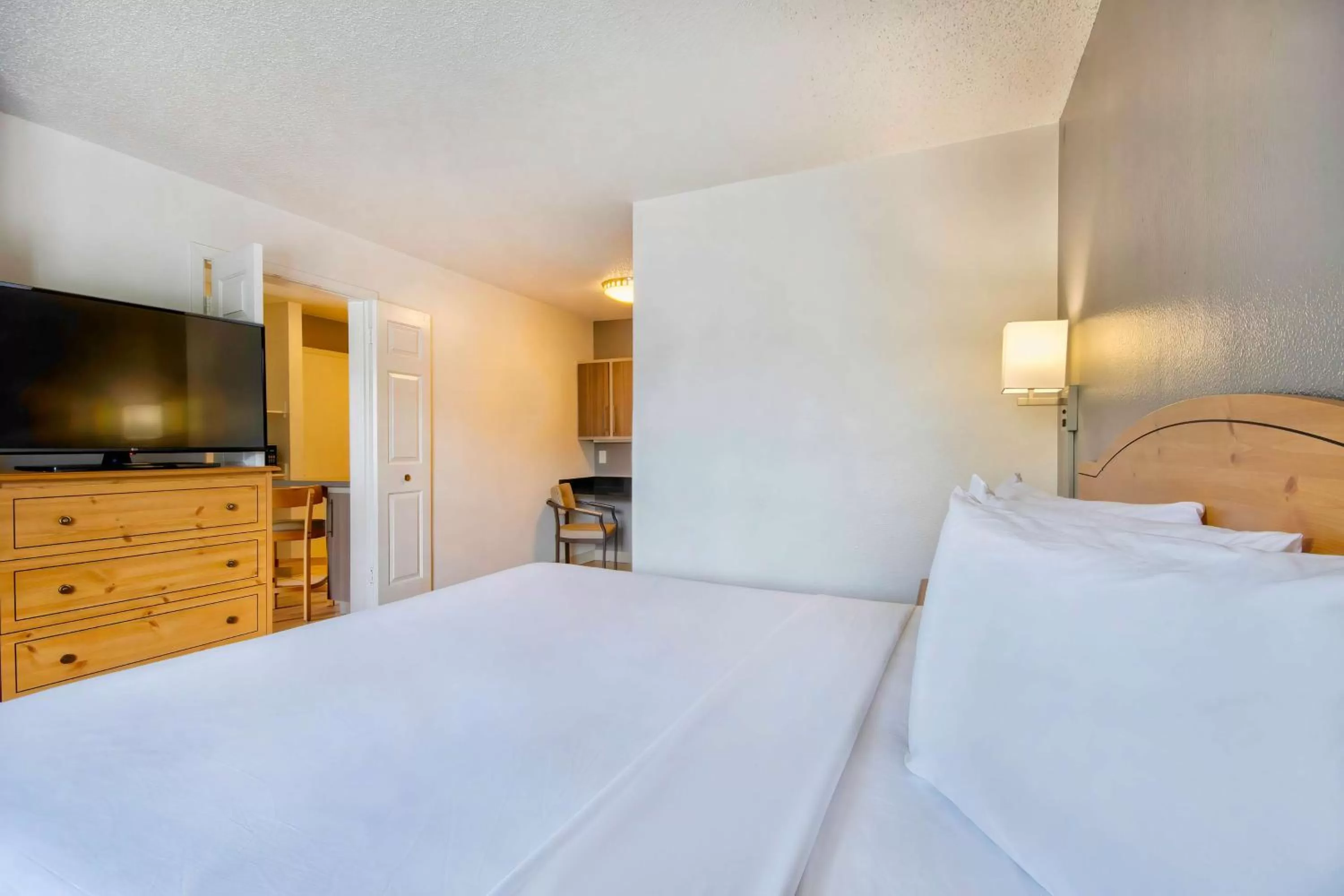 Deluxe King Suite - Smoking in Studio 6-San Antonio, TX - Six Flags