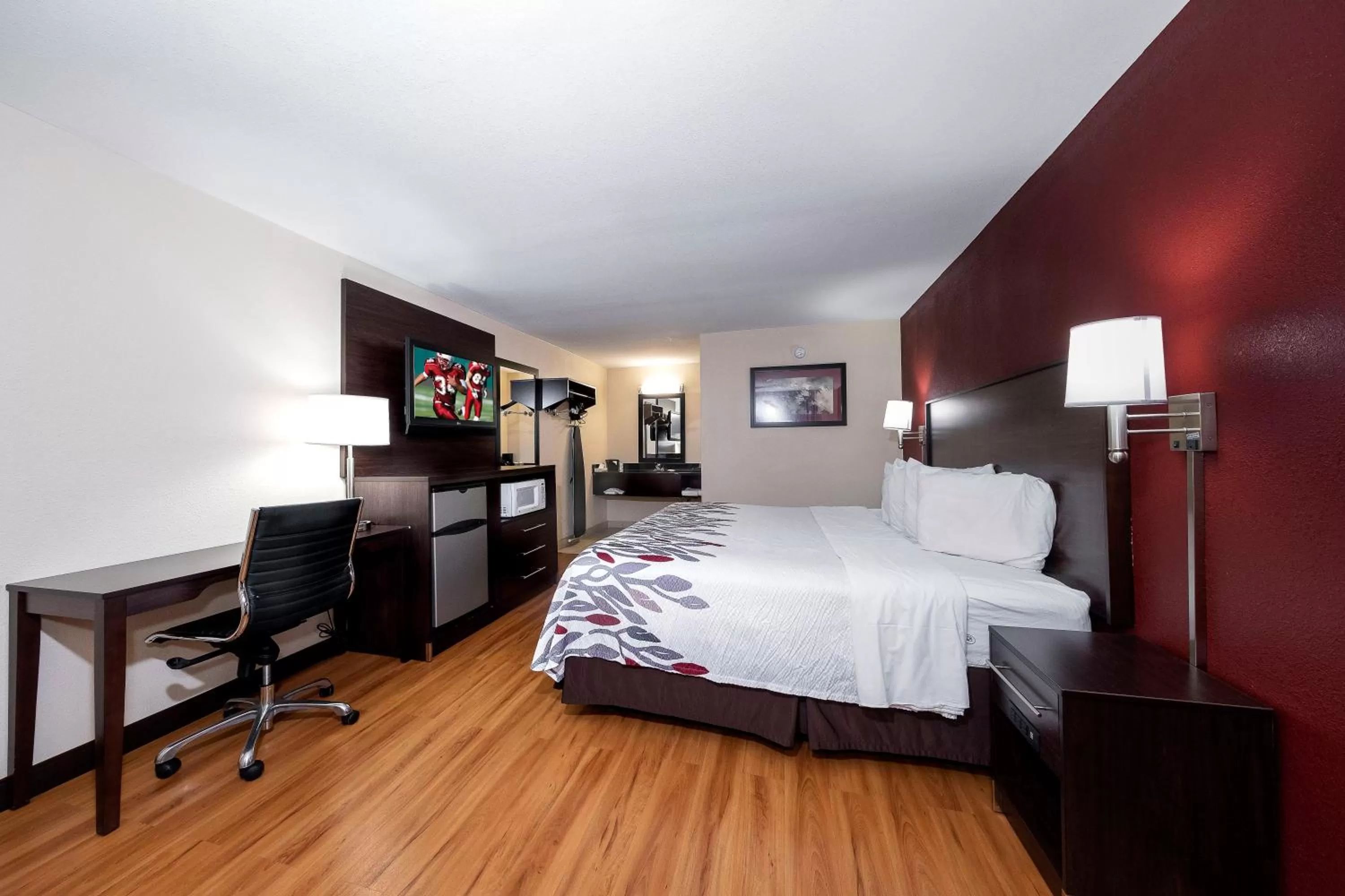 Superior King Room Non-Smoking in Red Roof Inn Bordentown - McGuire AFB