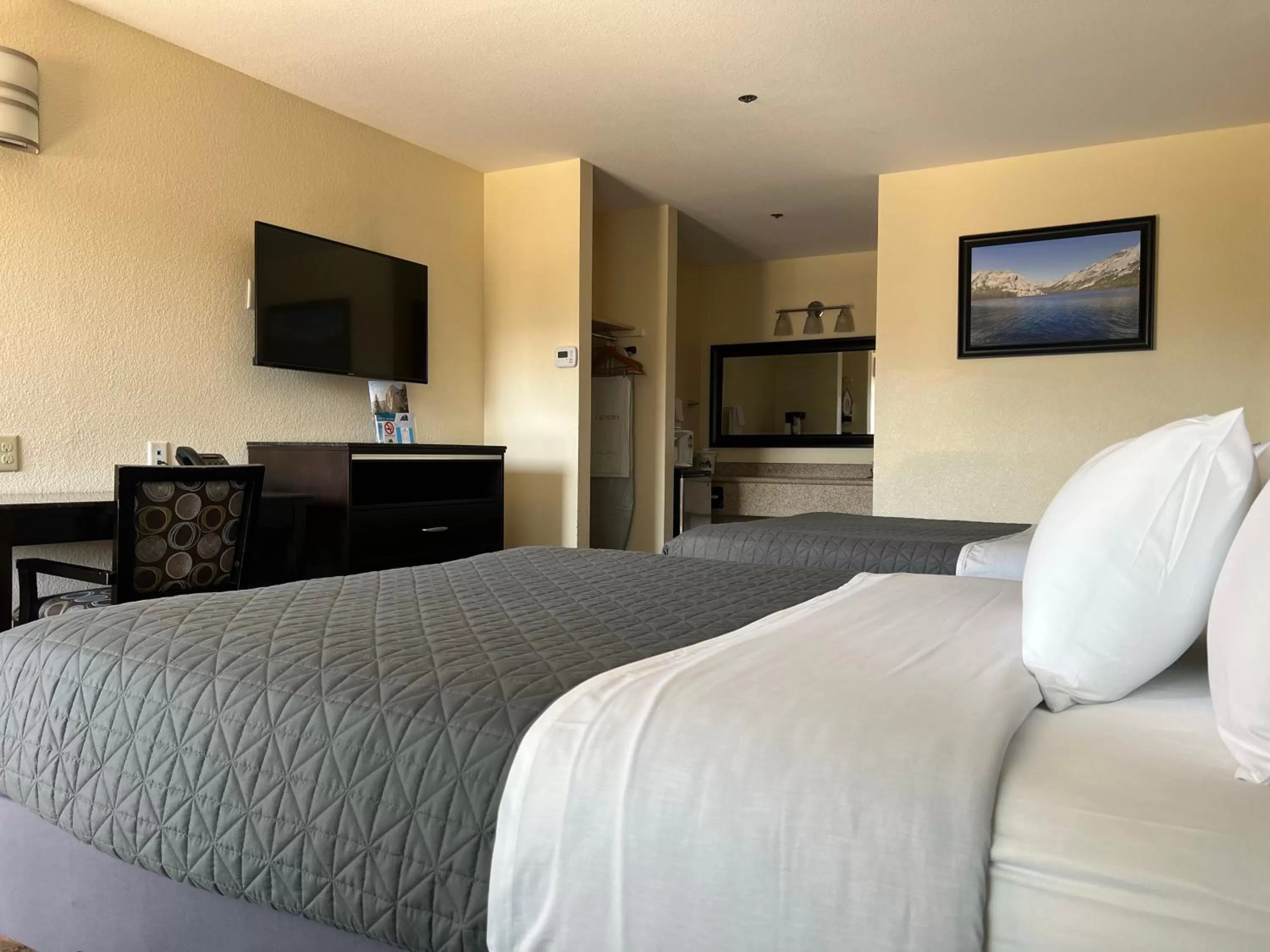 Queen Room with Two Queen Beds in Yosemite Sierra Inn
