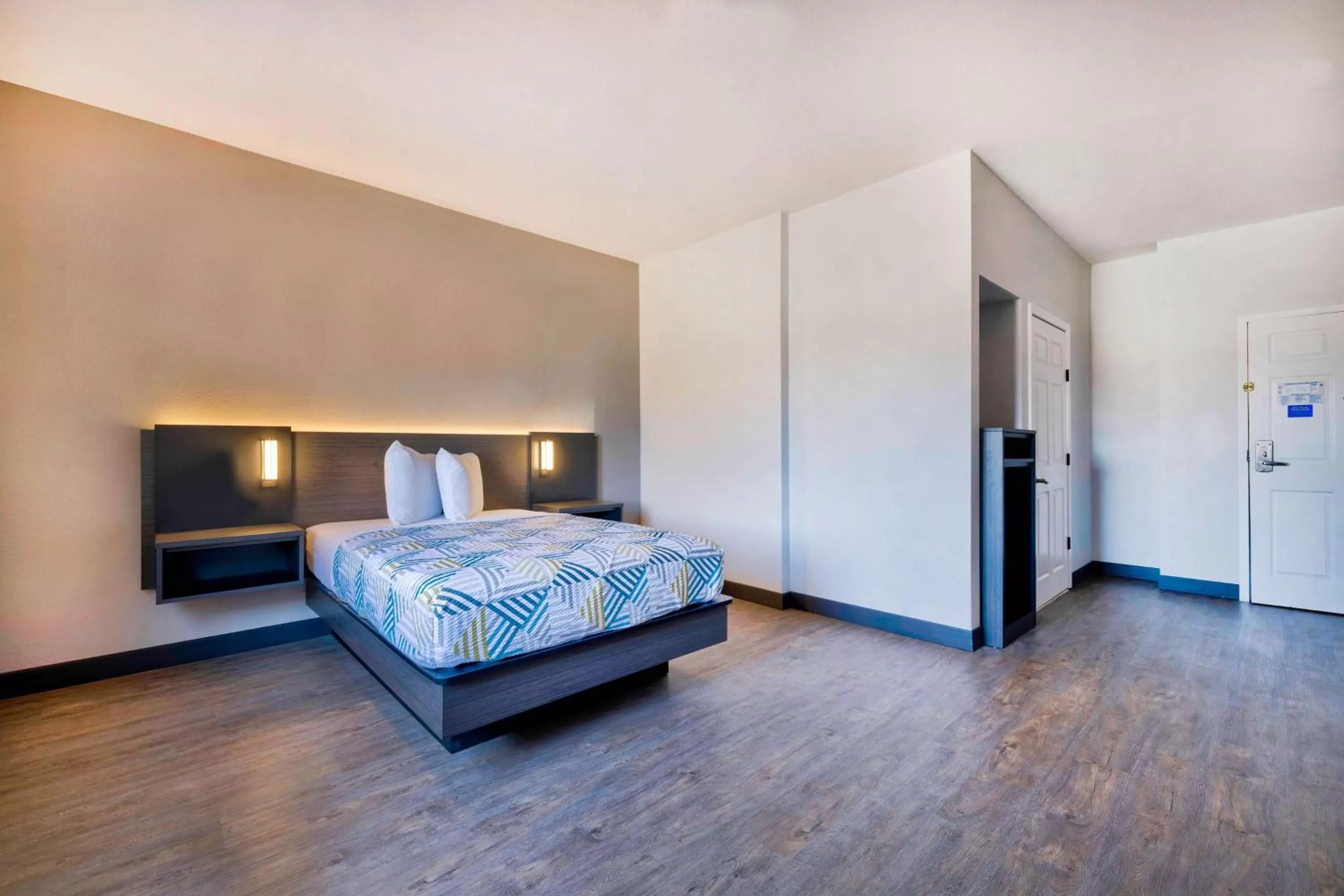 Deluxe King Room - single occupancy - Non-Smoking in Motel 6-Norman, OK