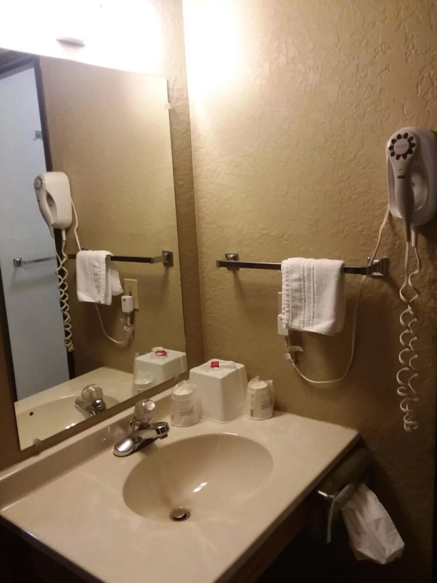 Deluxe Queen Room - Non-Smoking in Super 8 by Wyndham Grayling