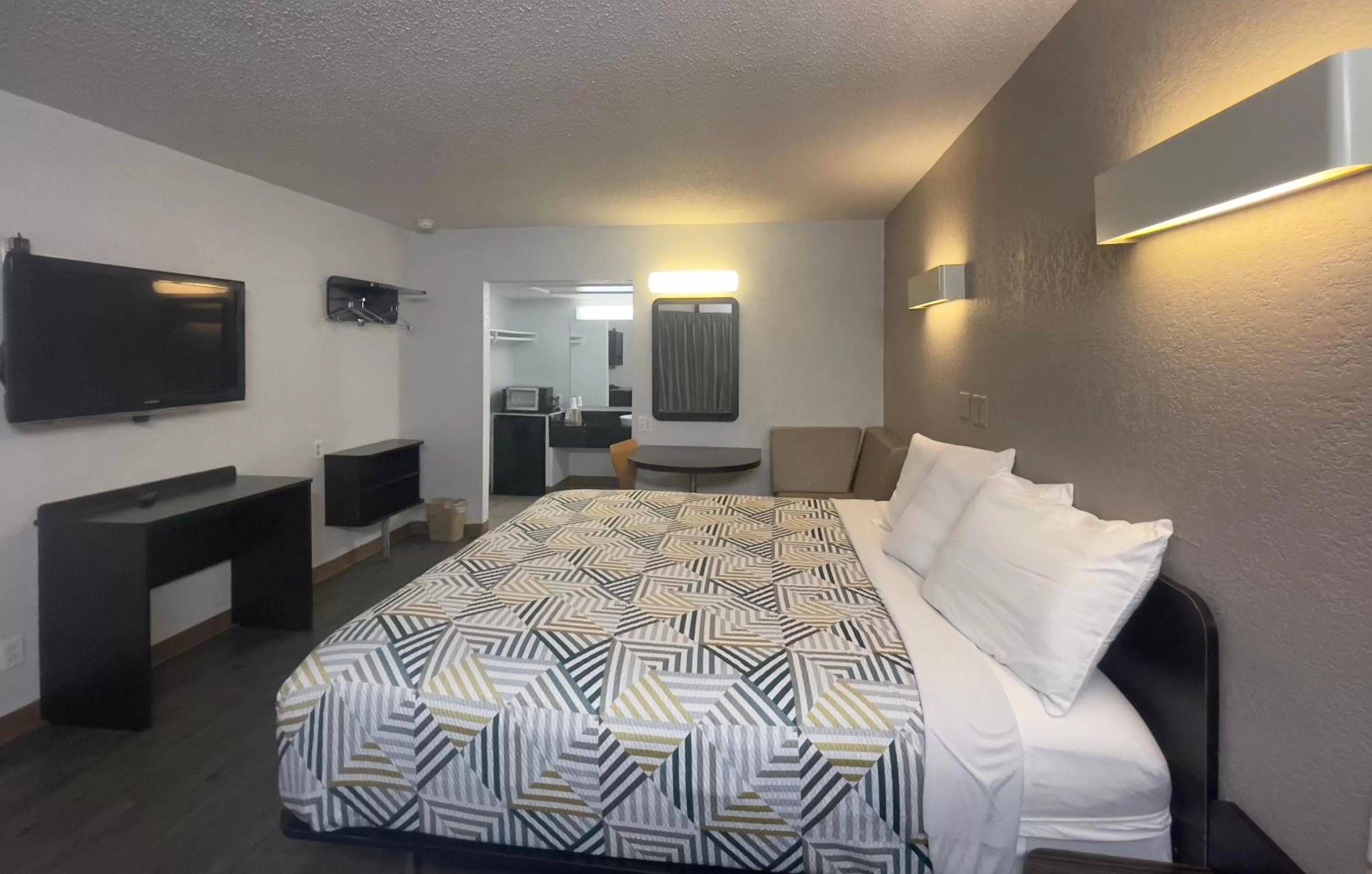 King Room with Roll-in Shower - Disability Access - Non-Smoking in Motel 6-Sallisaw, OK