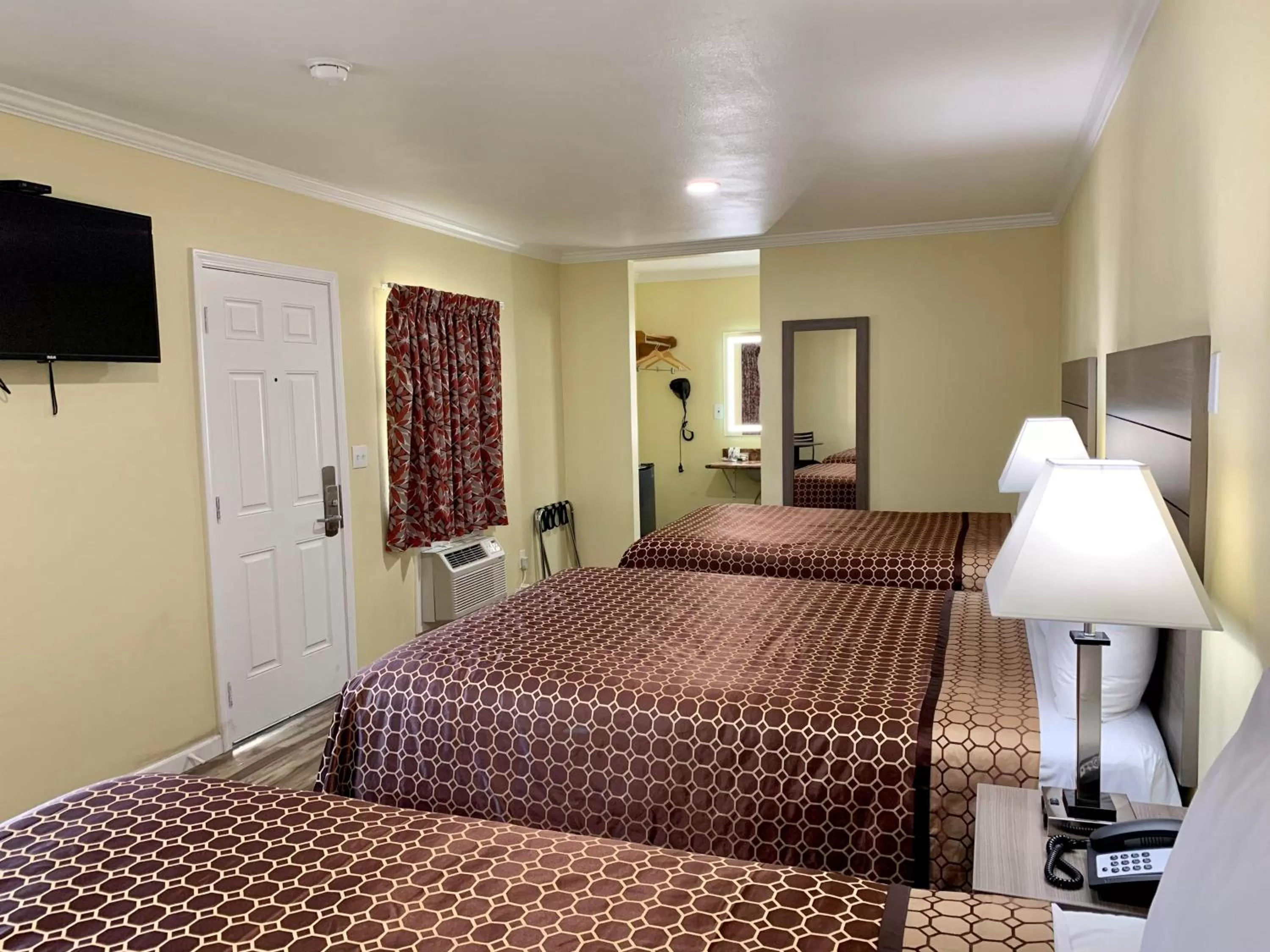 Standard Triple Room in Central Coast Inn Cayucos