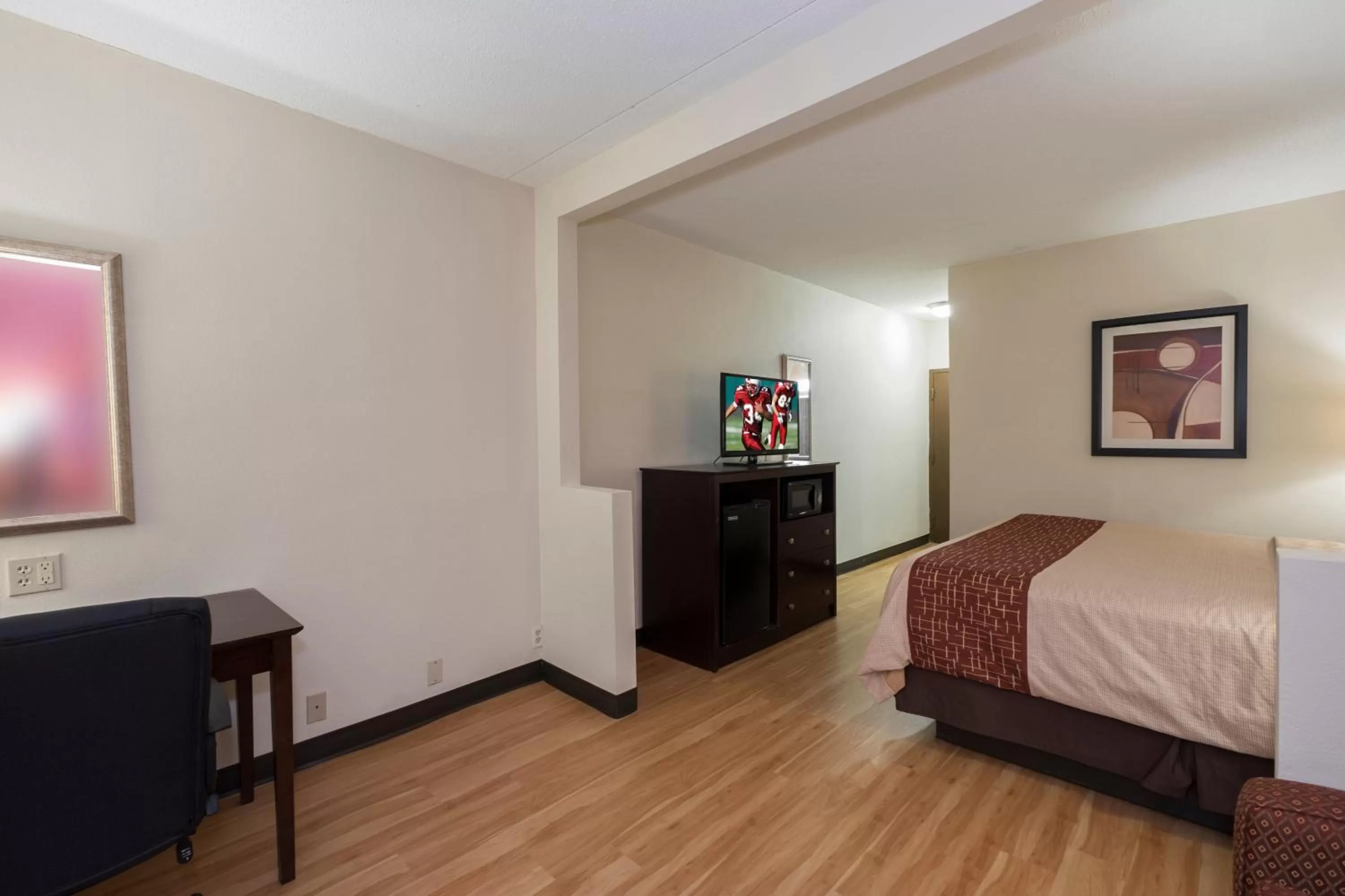 Superior King Suite - Smoking in Red Roof Inn & Suites Cincinnati North-Mason