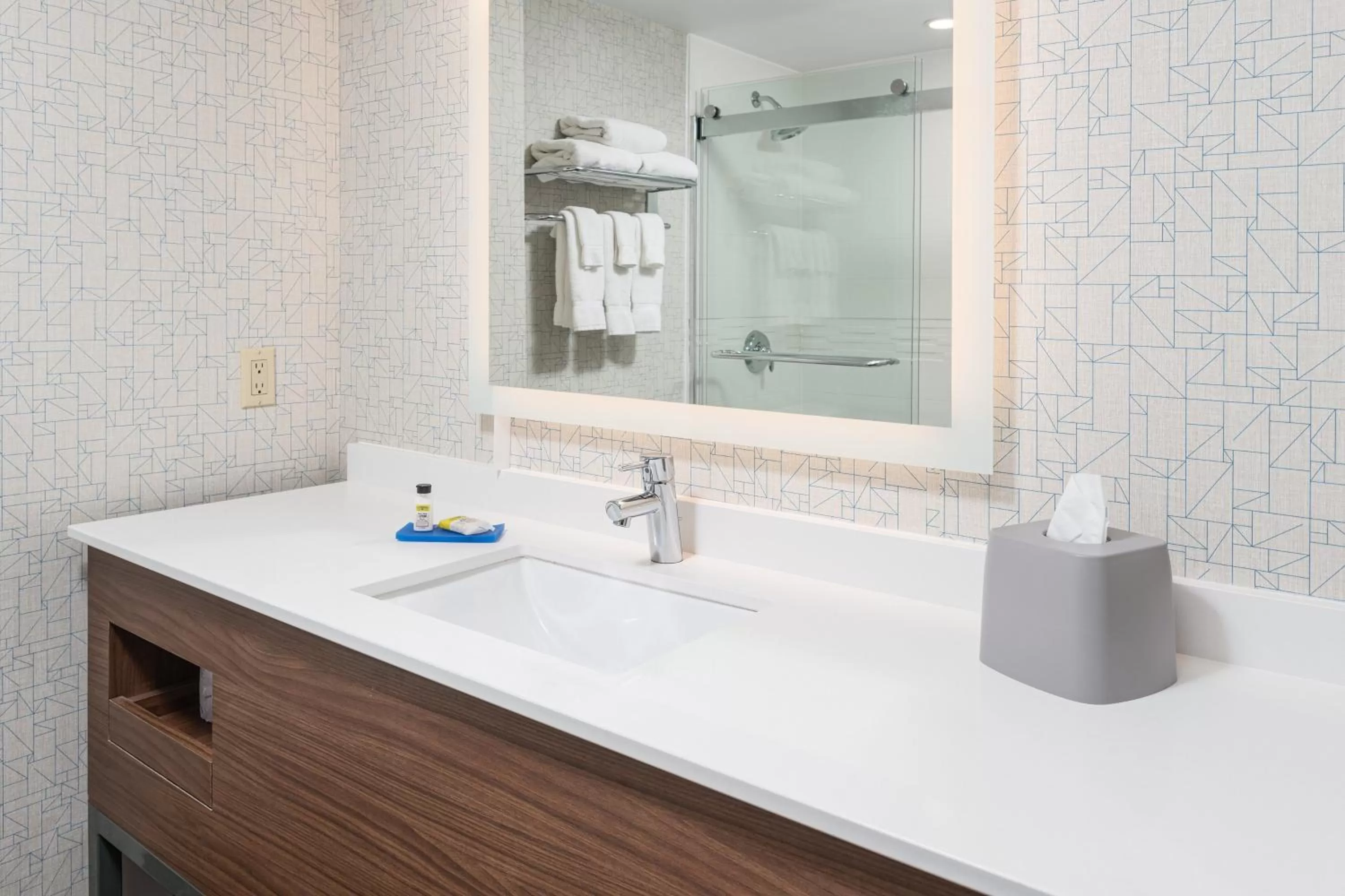 Standard Queen Room with Two Queen Beds in Holiday Inn Express Hotel & Suites Milton by IHG