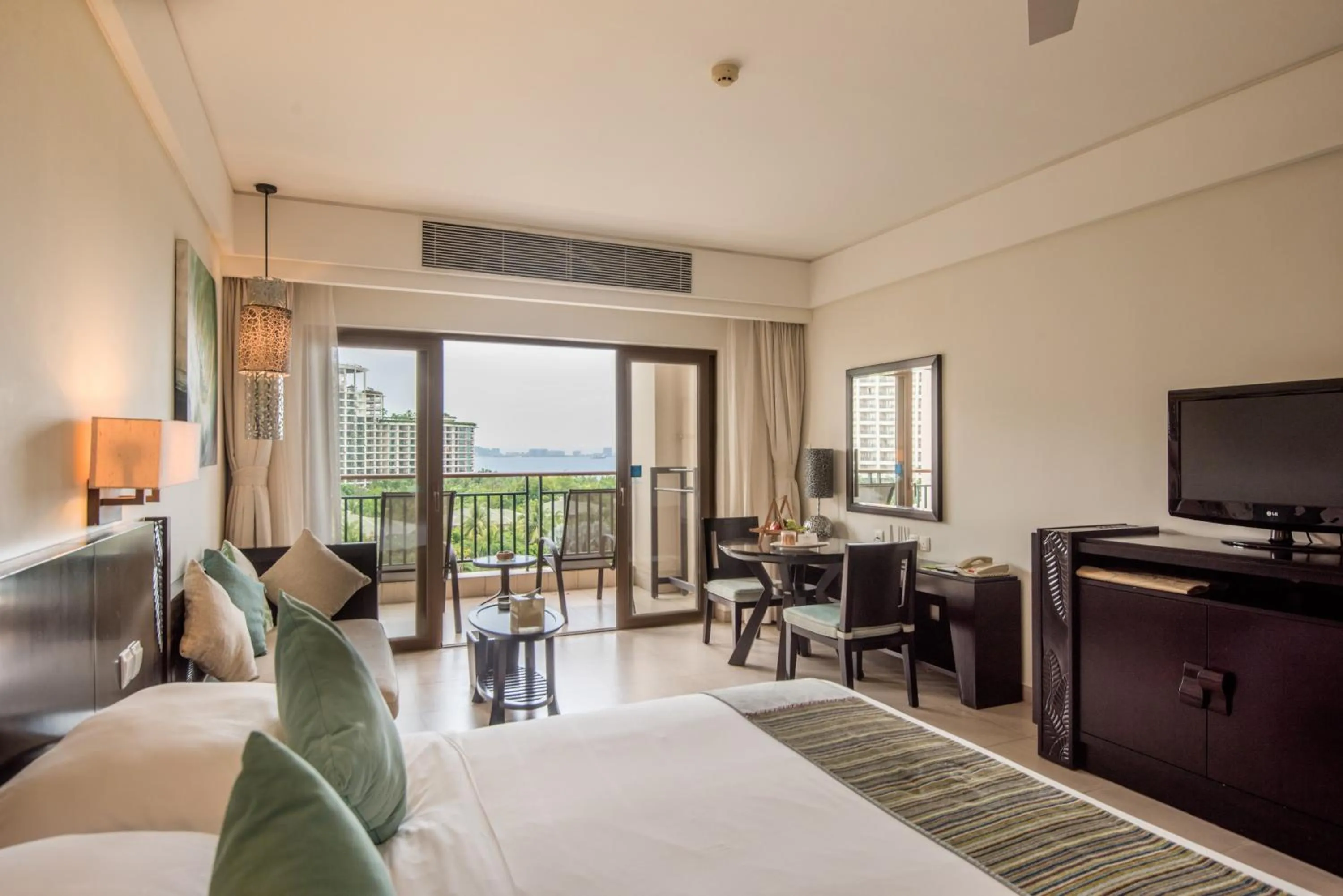 Deluxe King Room with Sea View in Howard Johnson Resort Sanya Bay