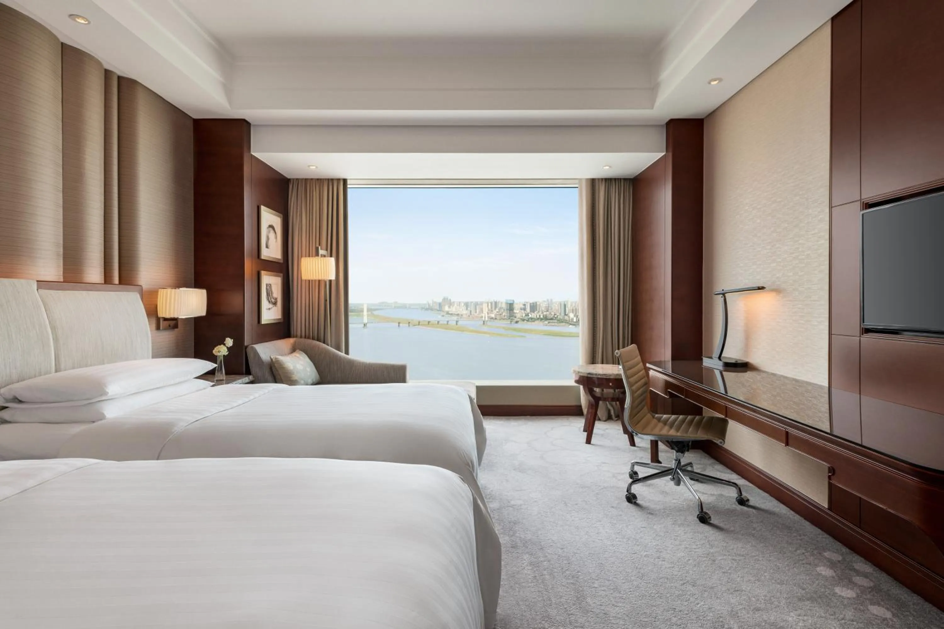 Deluxe Twin Room with River View in Shangri-La Nanchang丨All room offer river views Just one stop from the Pavilion of Prince Teng