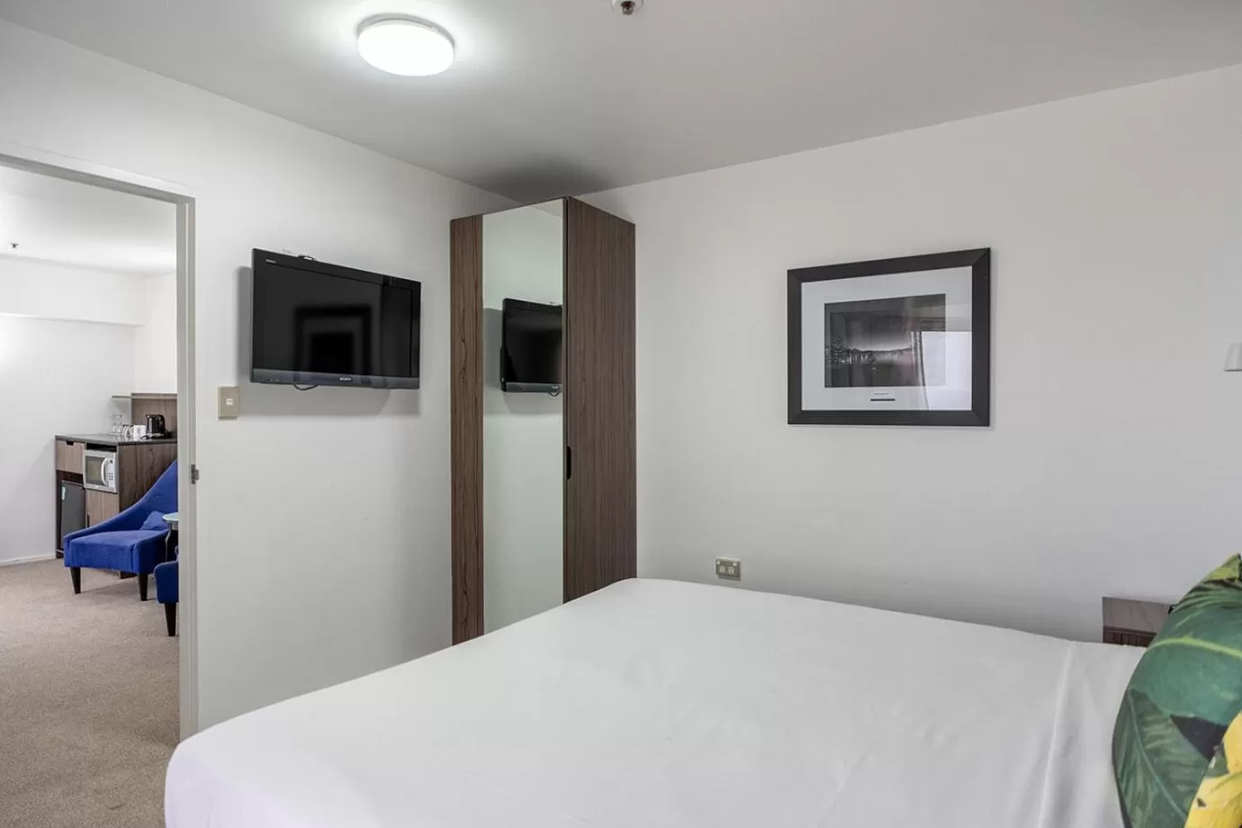 Bed in Mercure Wellington Central City Hotel and Apartments