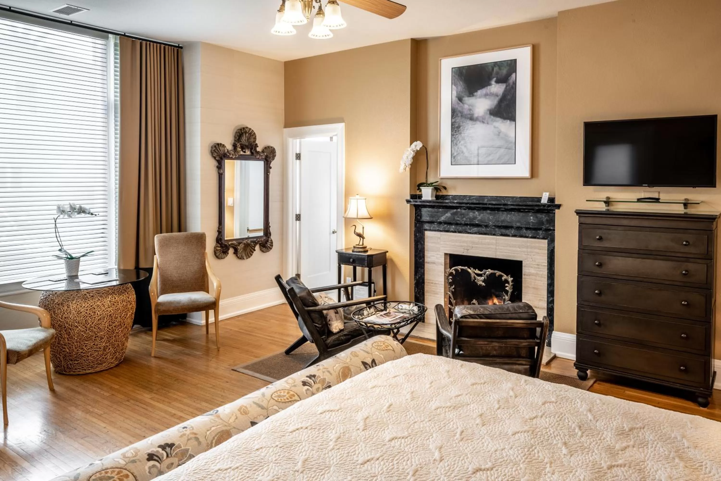 Deluxe King Studio with Fireplace and Kitchen - 116C in Harbor House Inn