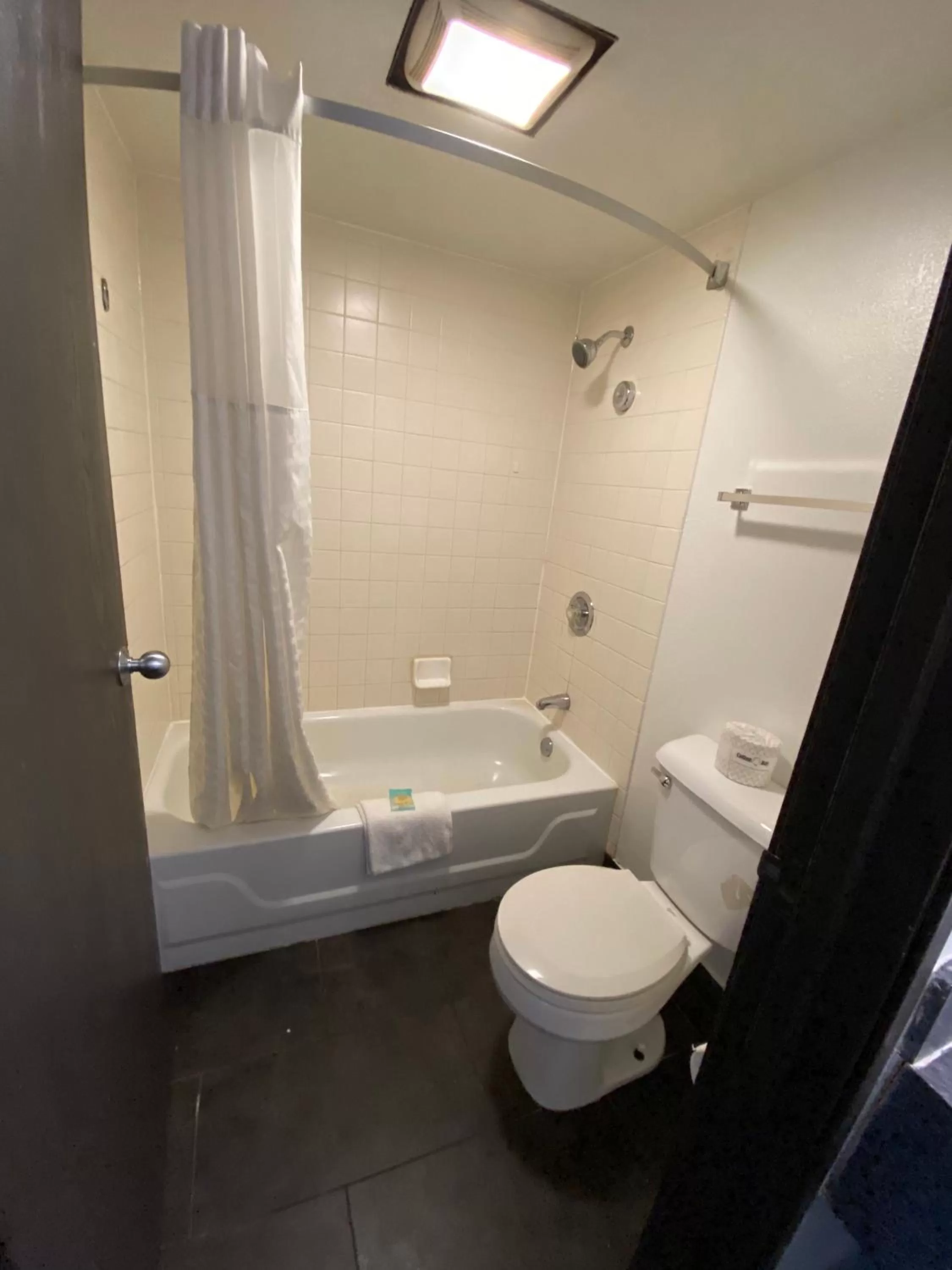  King Suite with Spa Bath - Non-Smoking in Skylight Inn Willoughby - Cleveland Mentor