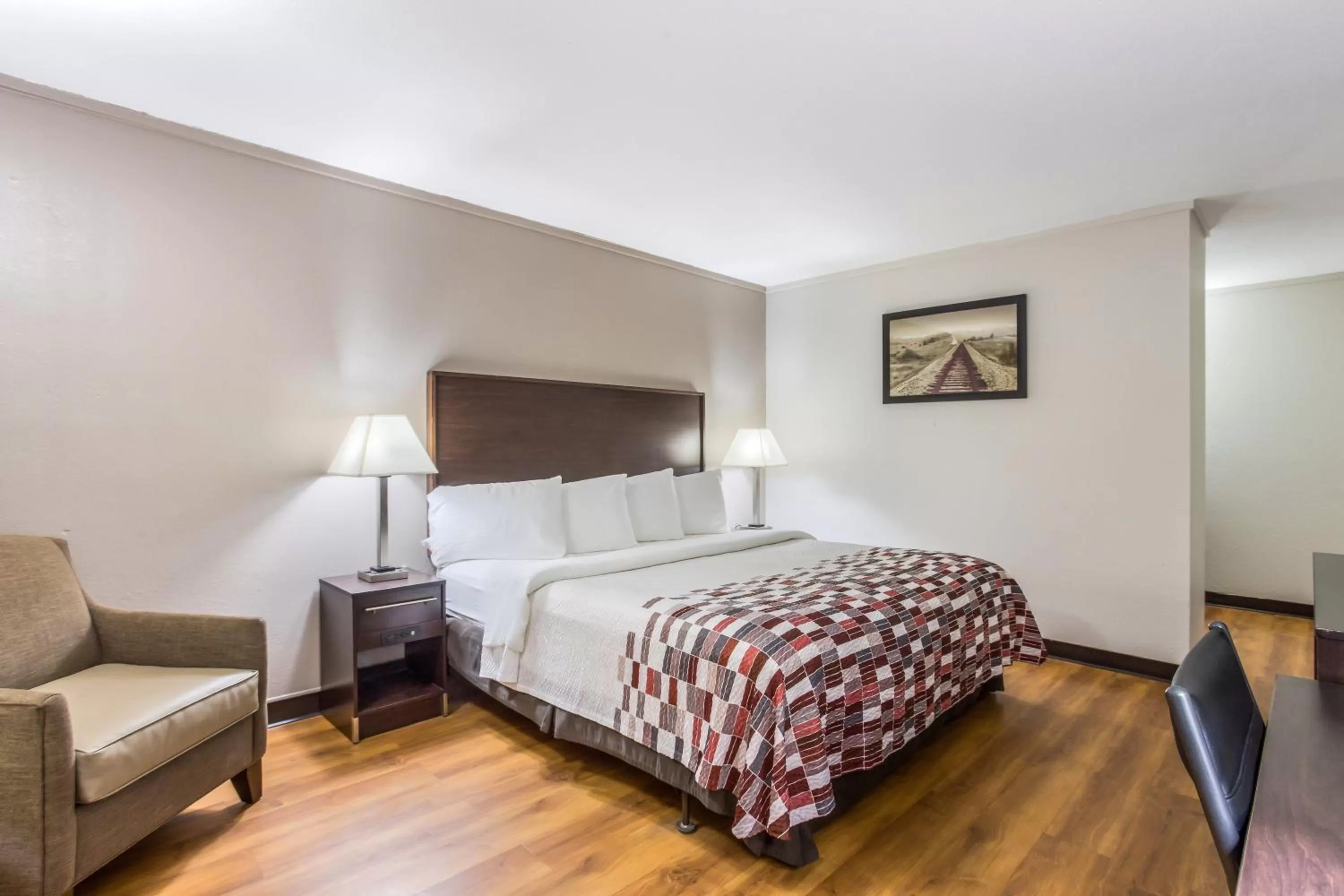 Deluxe King Room - Smoking in Red Roof Inn Meridian