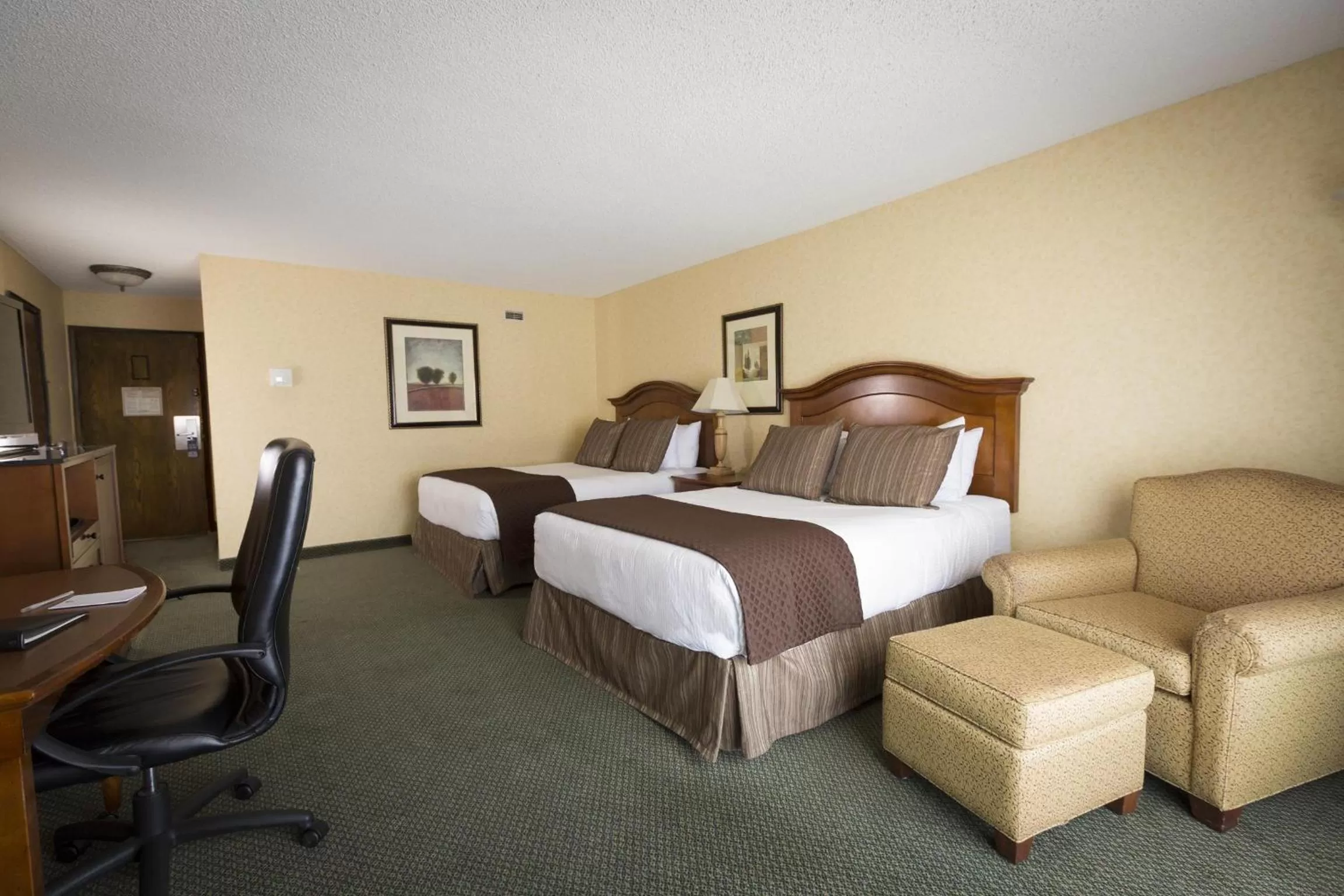 Standard Queen Room with Two Queen Beds in Red Lion Hotel Coos Bay
