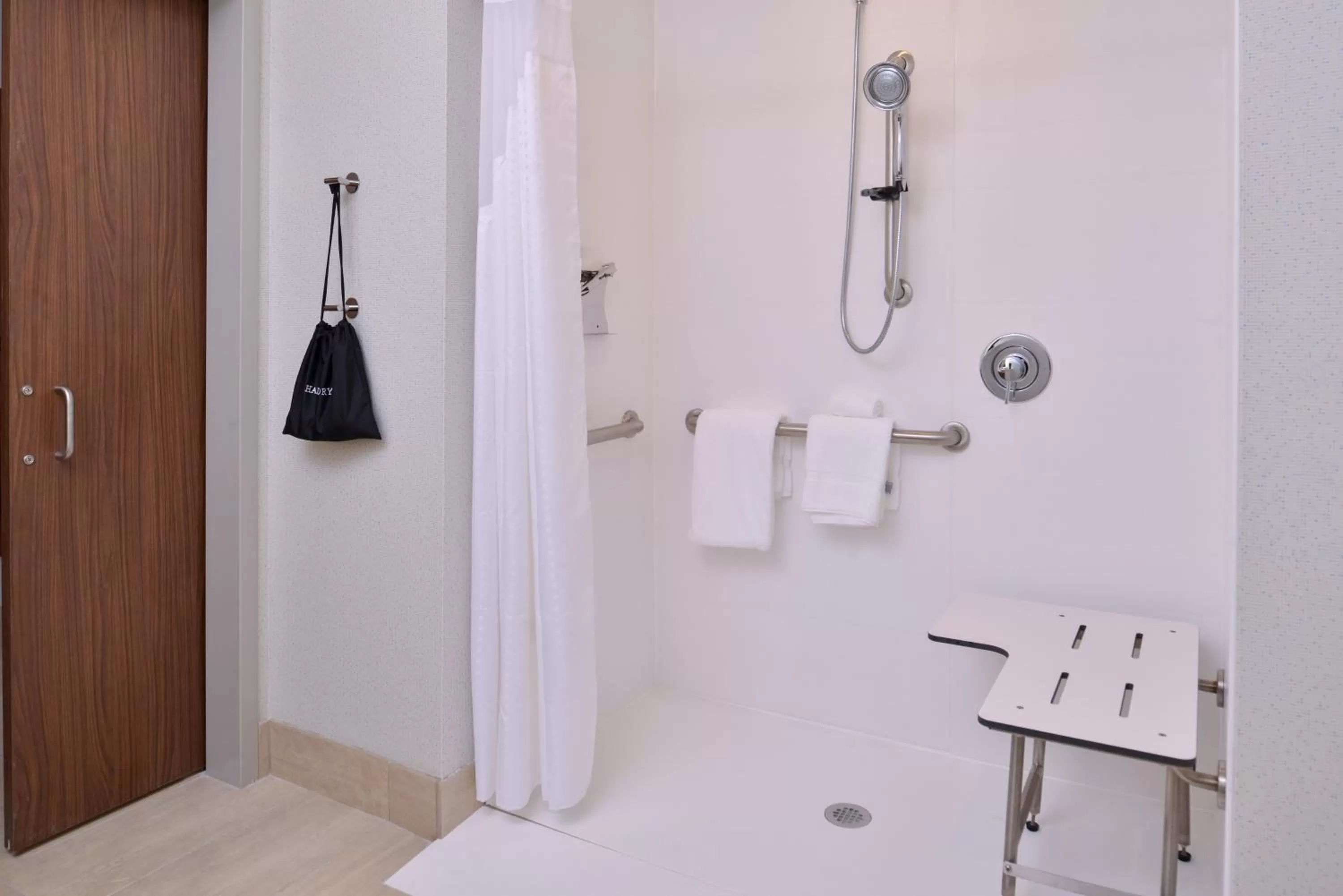 Deluxe King Room - Mobility Access Roll in Shower/Non-Smoking in Holiday Inn Express & Suites - Mall of America - MSP Airport by IHG