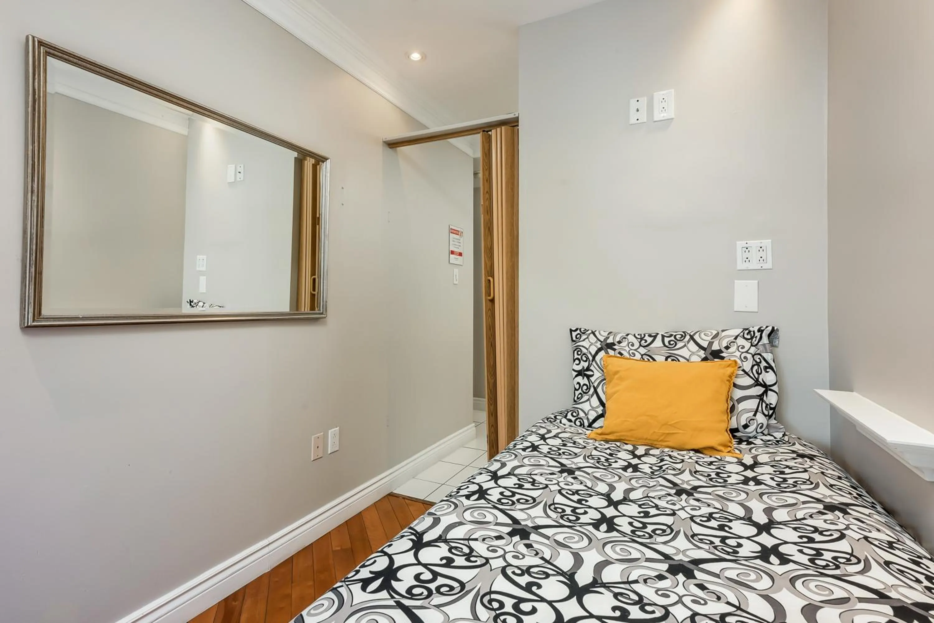 Single Room with Bathroom in Samesun Montreal Hotel & Hostel
