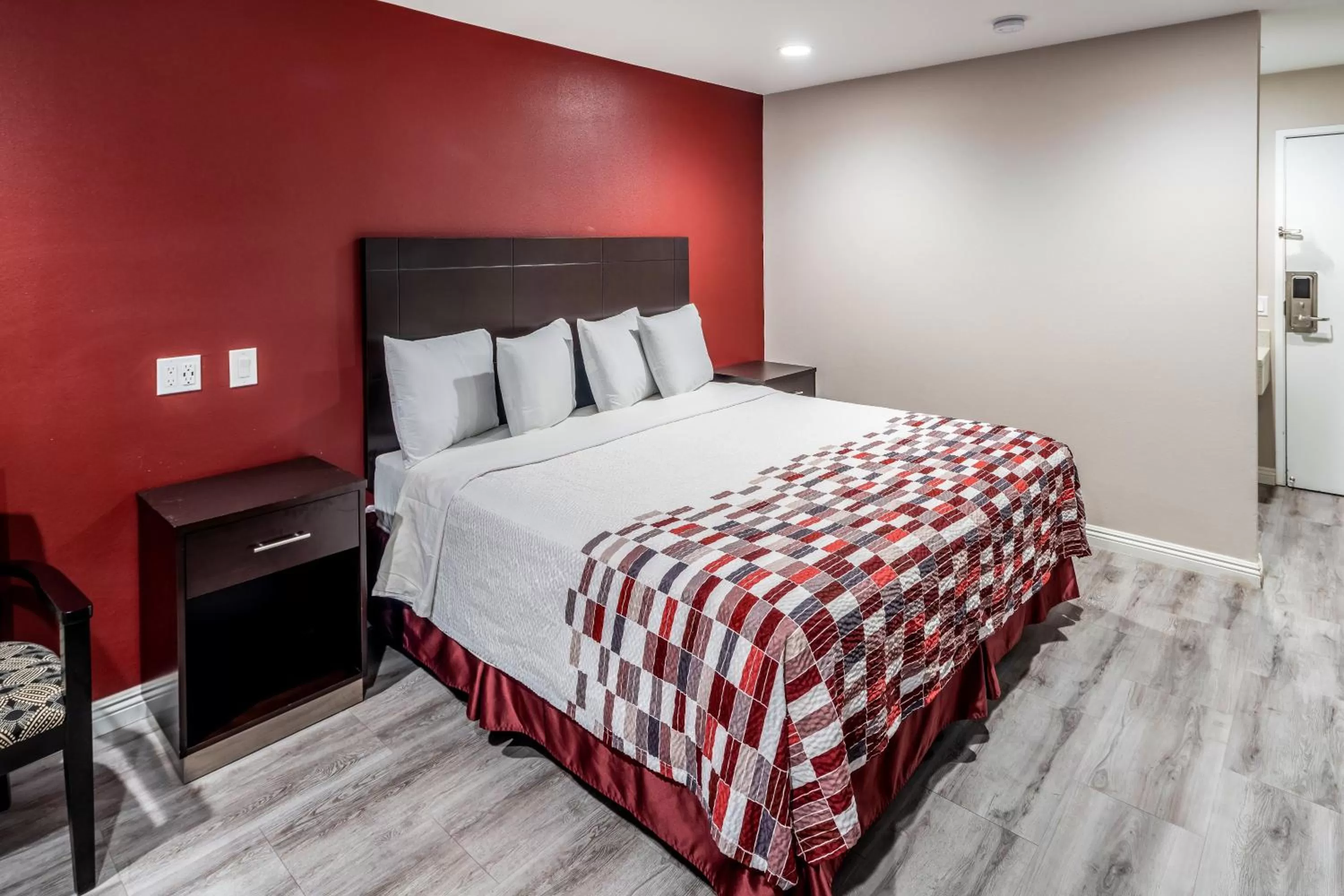 Superior King Room Smoke Free in Red Roof Inn St George, UT - Convention Center