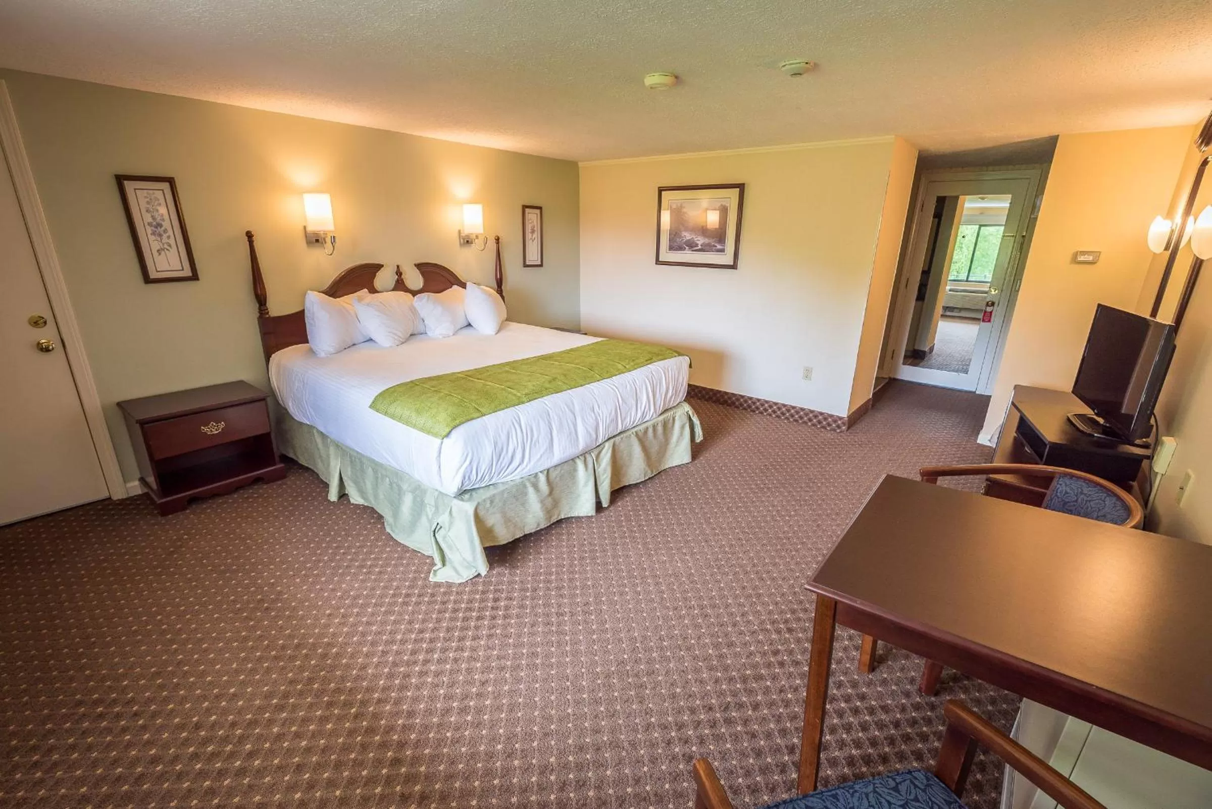 Standard King Room in Fox Ridge Resort