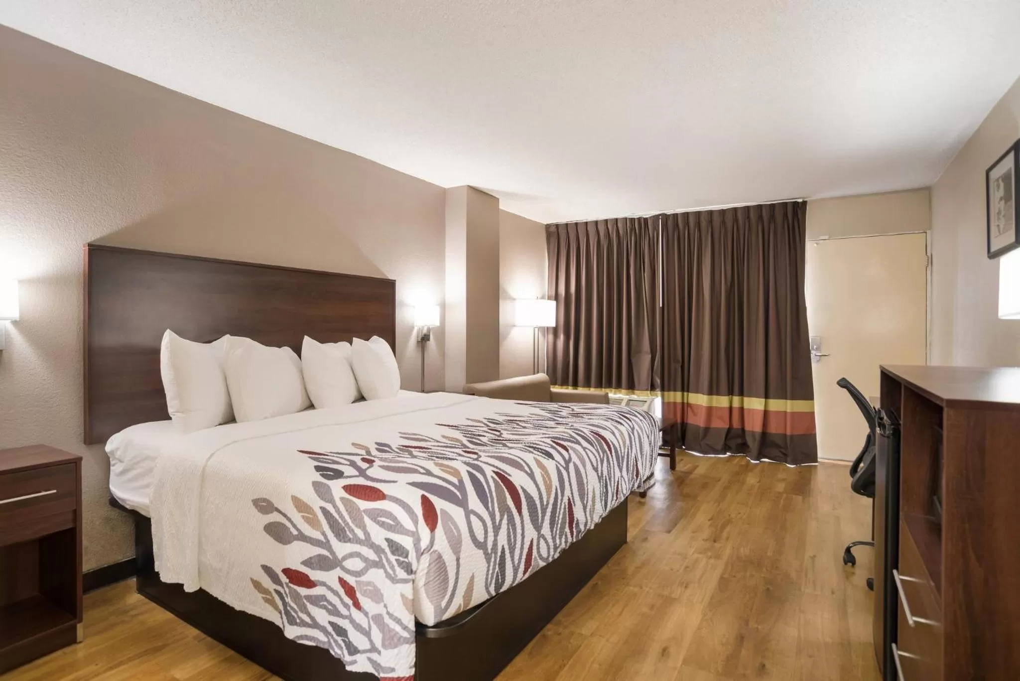  Deluxe King Room Non-Smoking in Red Roof Inn Baltimore South Glen Burnie