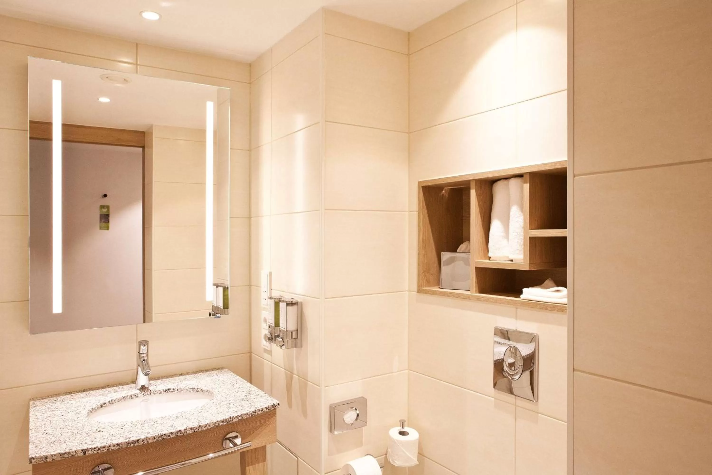 King Room in Hampton By Hilton Berlin City East Side Gallery