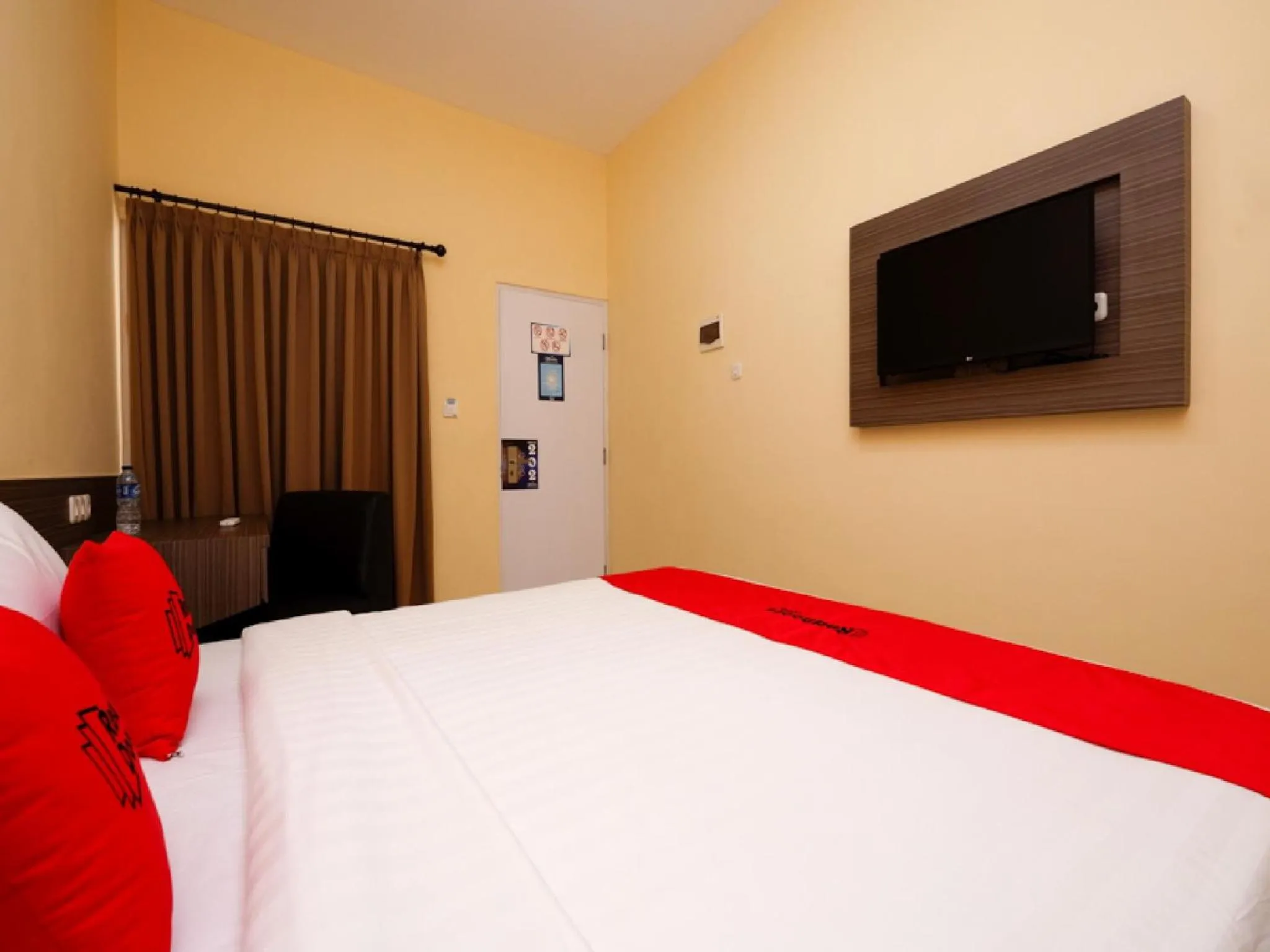 Standard Triple Room in RedDoorz Plus near Paragon Mall Semarang