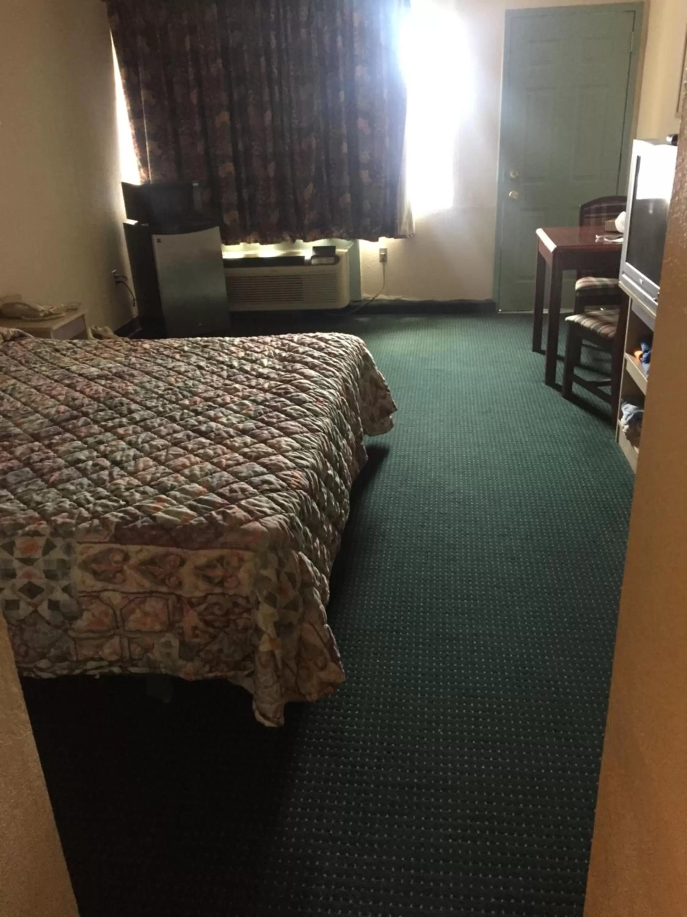 Budget Single Room - single occupancy - Smoking in Camelot Inn