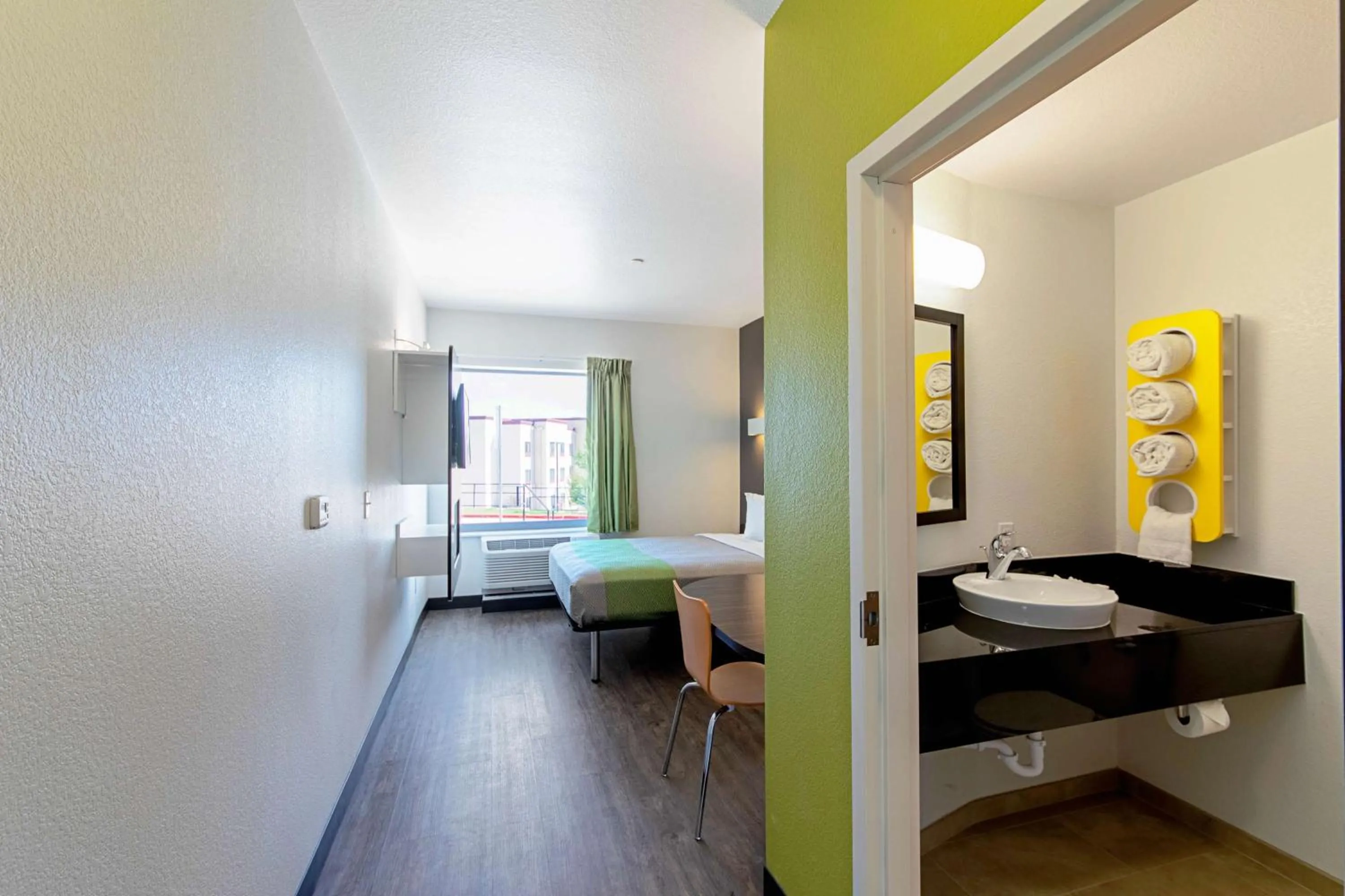 Queen Room - Non-Smoking in Motel 6 Austin Airport