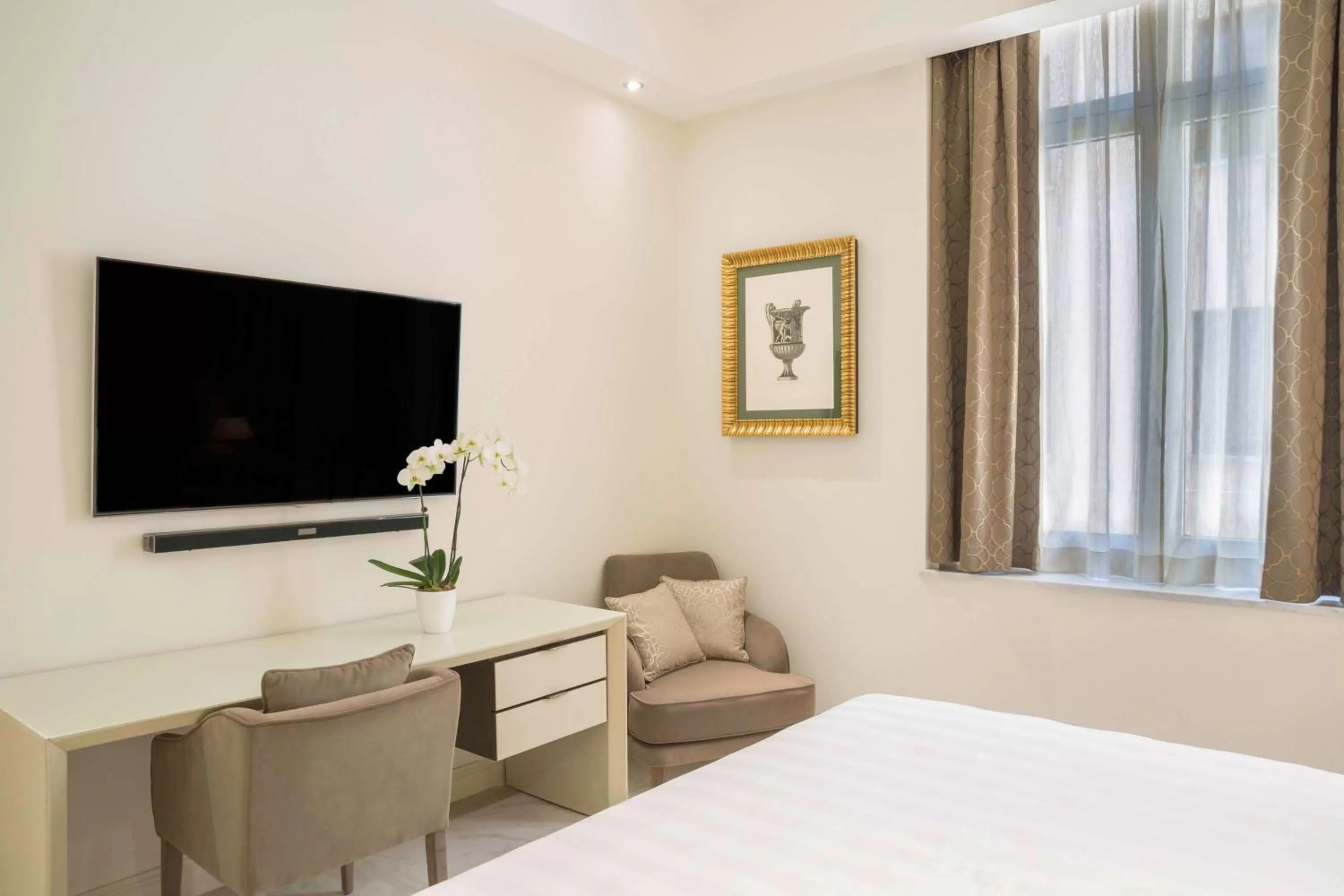 Deluxe King Room - Mobility Accessible in Aleph Rome Hotel, Curio Collection By Hilton