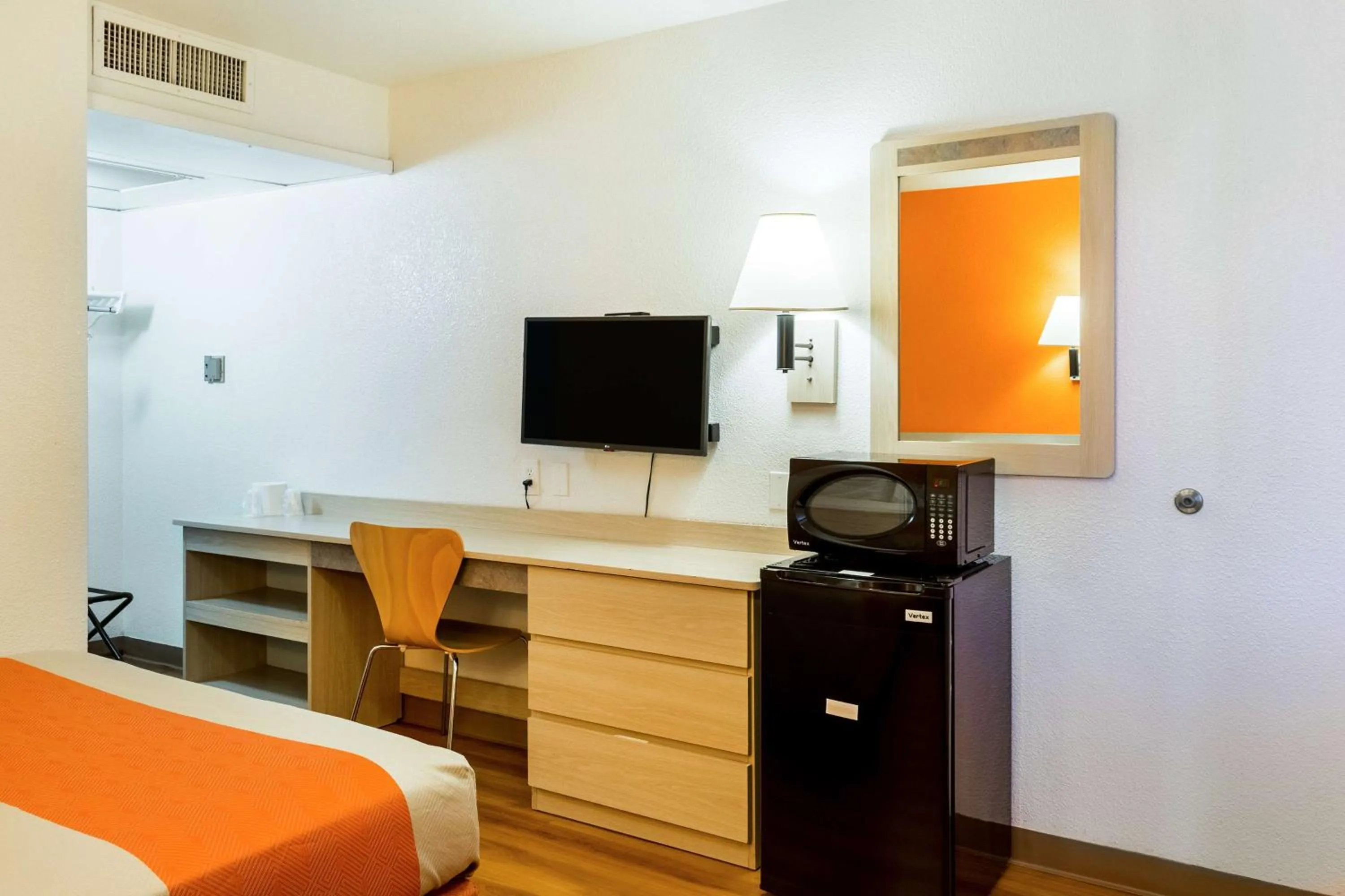 Double Room - Disability Access - Roll In Shower in Motel 6 Mojave, CA