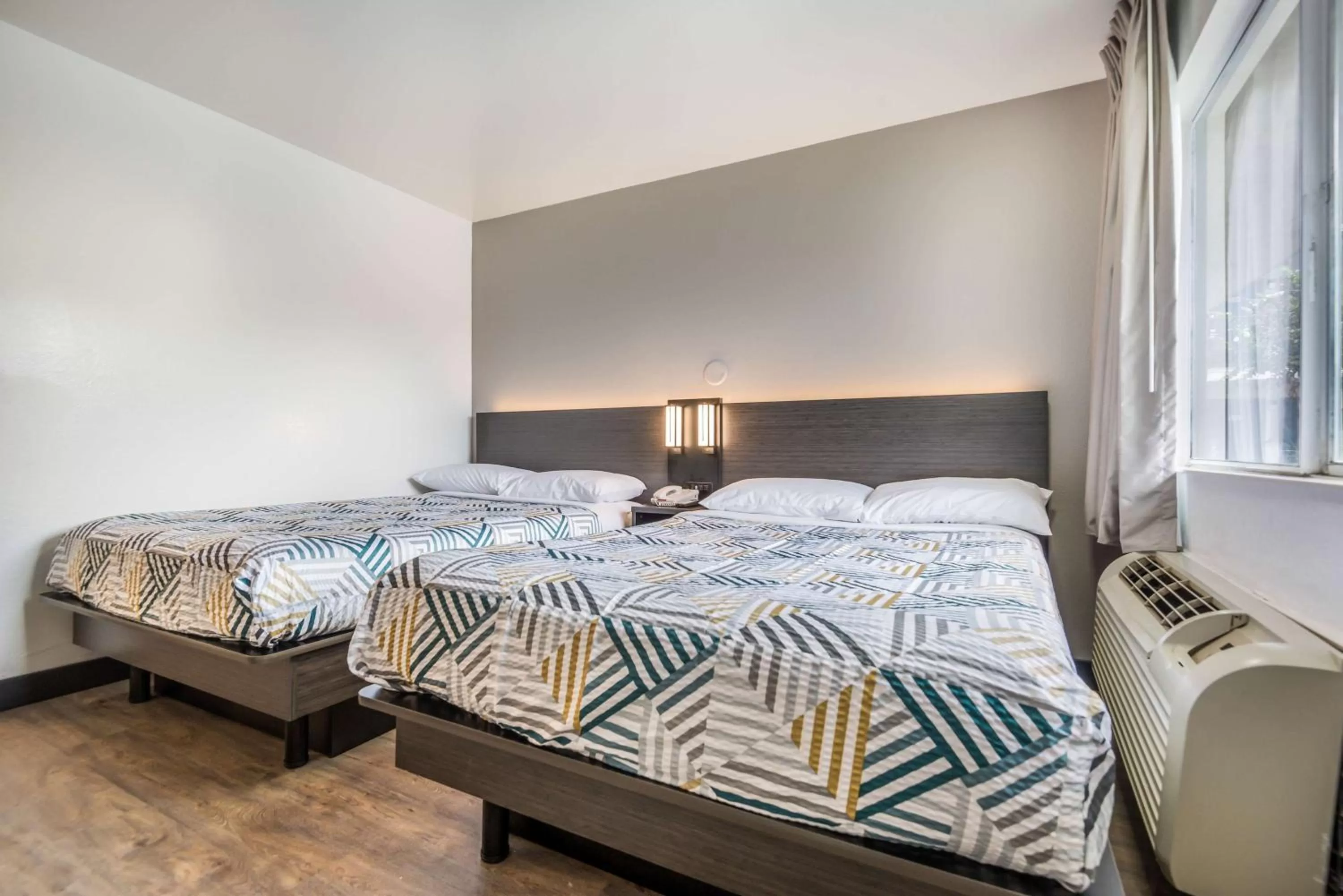 Deluxe Quadruple Room - Smoking in Motel 6-College Station, TX - Bryan