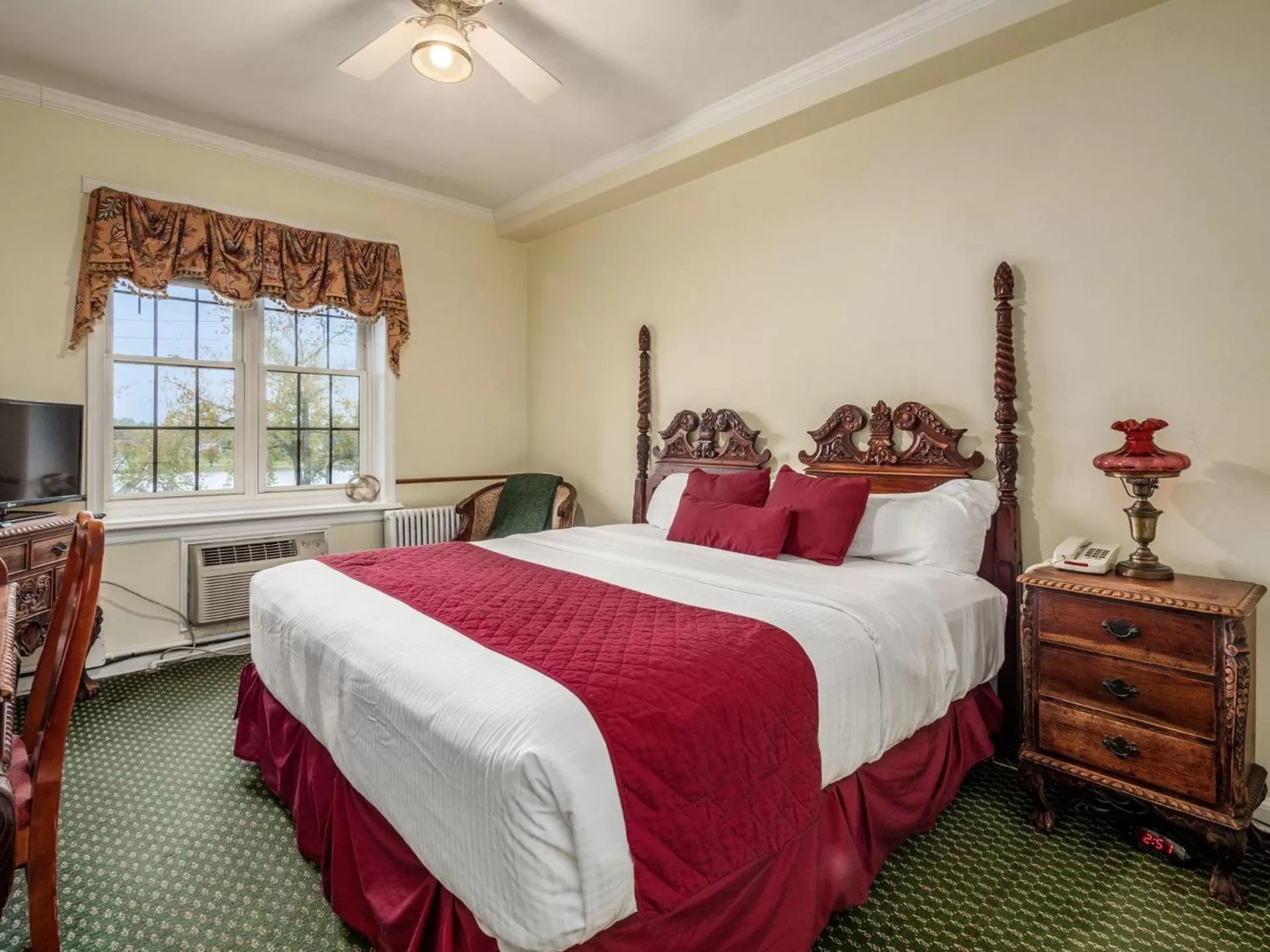 King Room with River View - single occupancy in Lafayette Hotel Marietta