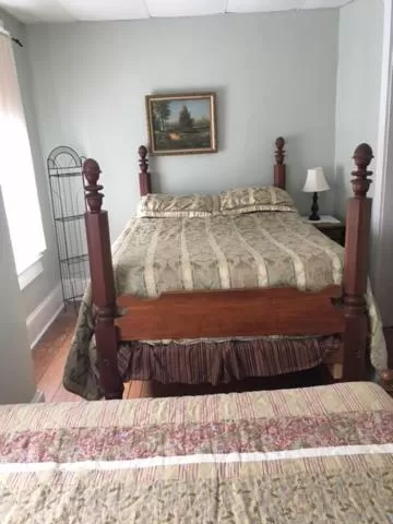 Family Room with Bathroom in Victorian Charm Inn