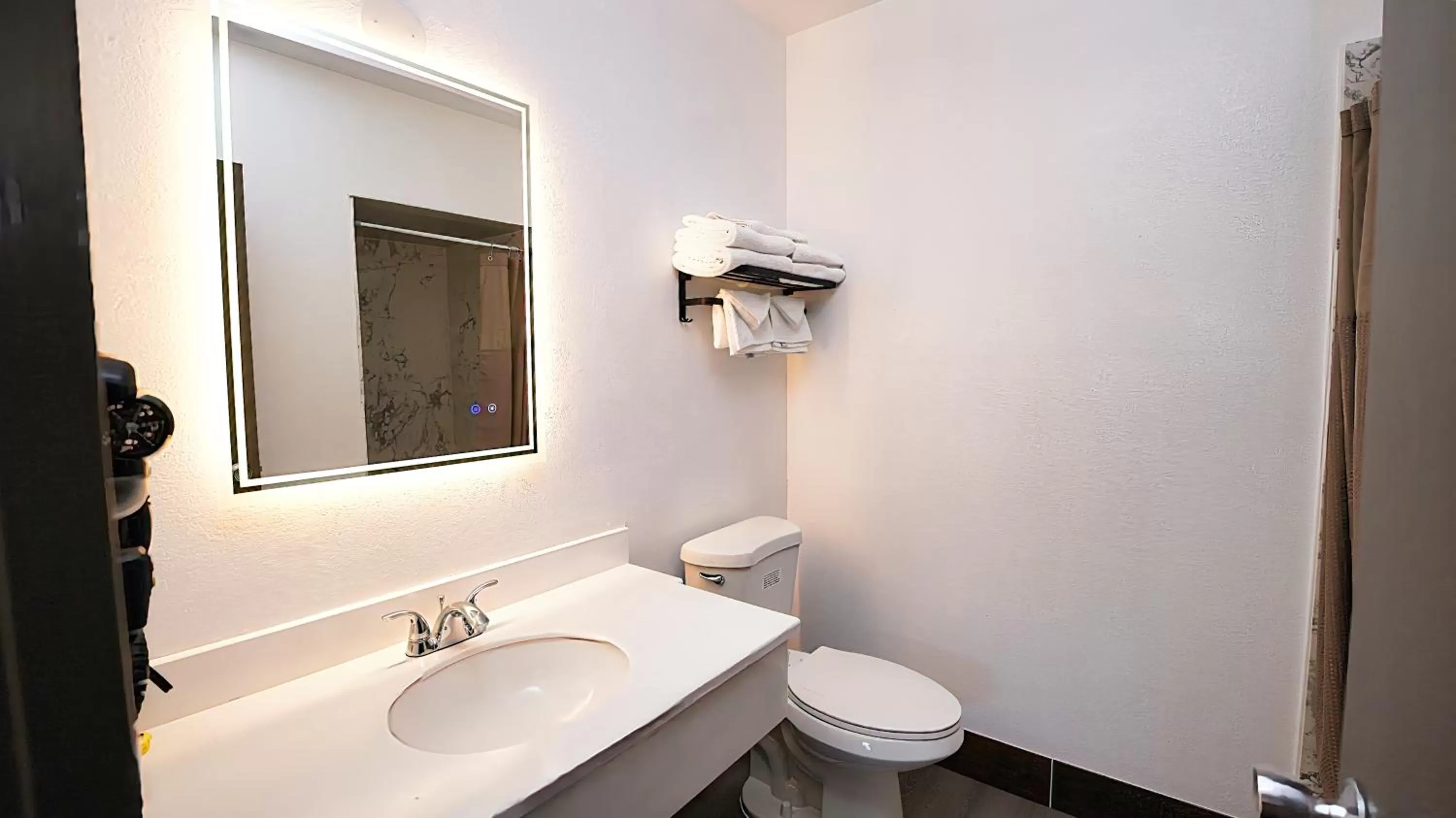 Basic Triple Room in SeaSide Inn & Suites