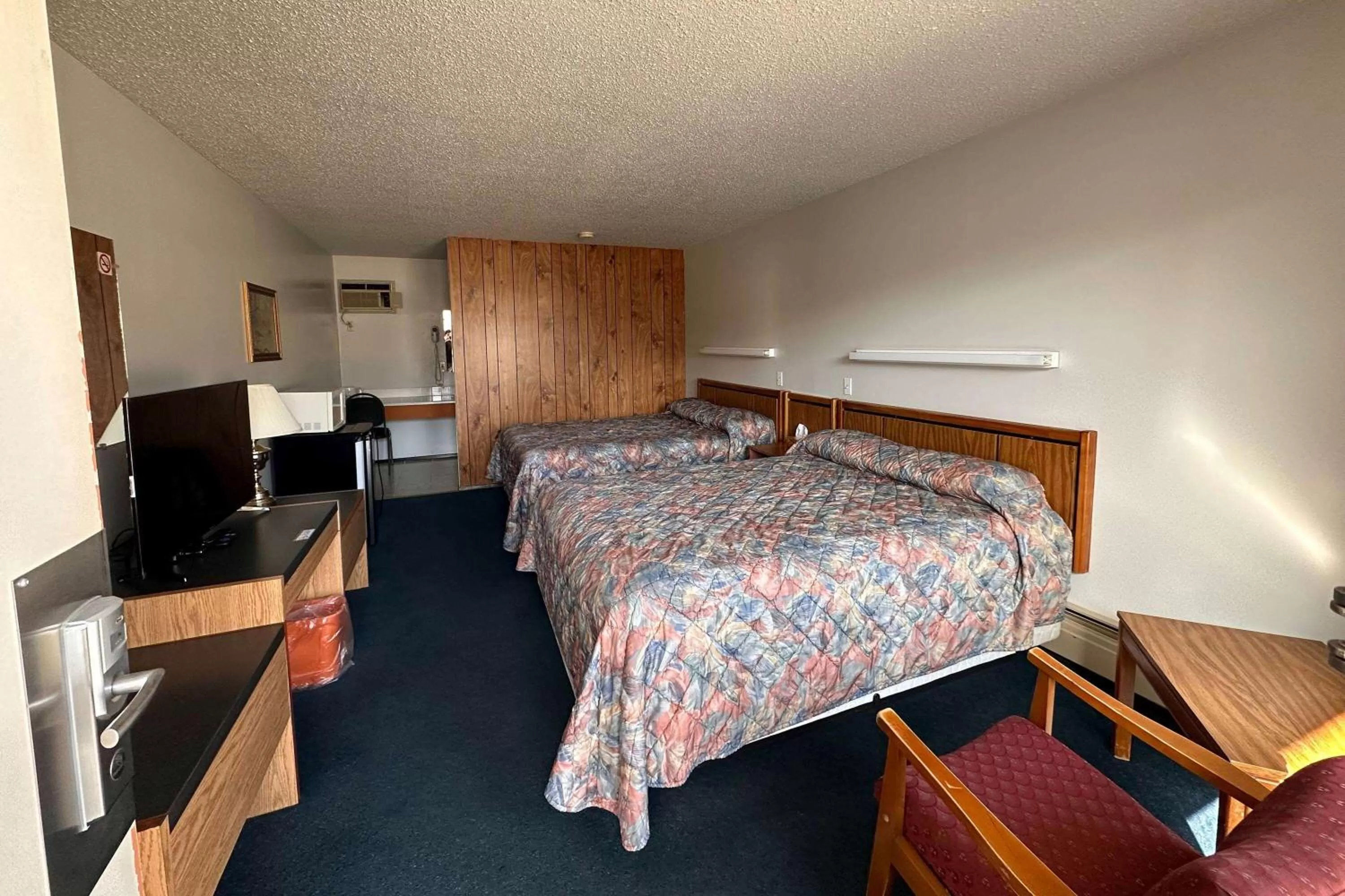 Queen Room with Two Queen Beds - Non-Smoking in Howard Johnson by Wyndham Edson