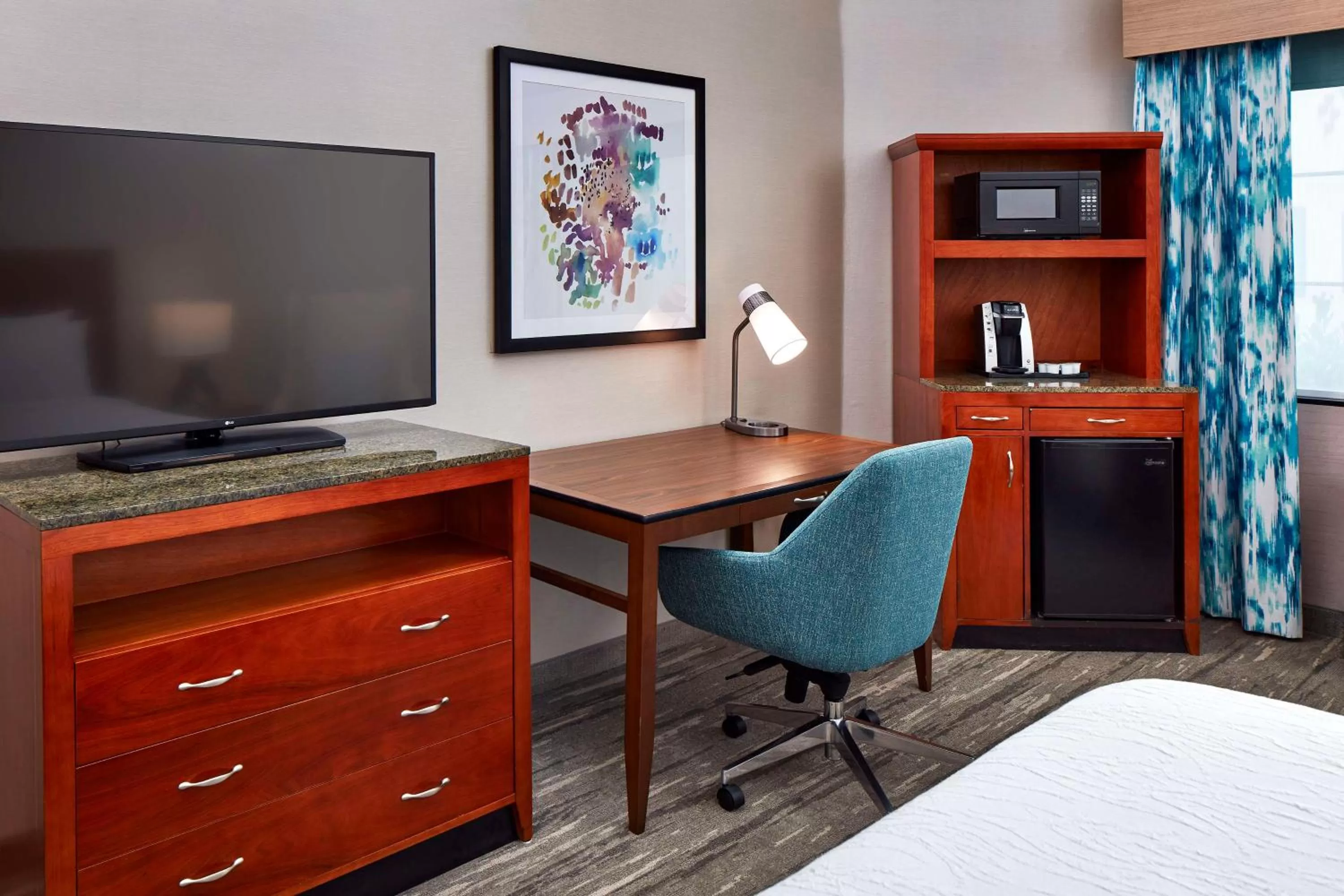 Premium King Room with Balcony and Pool View in Hilton Garden Inn Valencia Six Flags