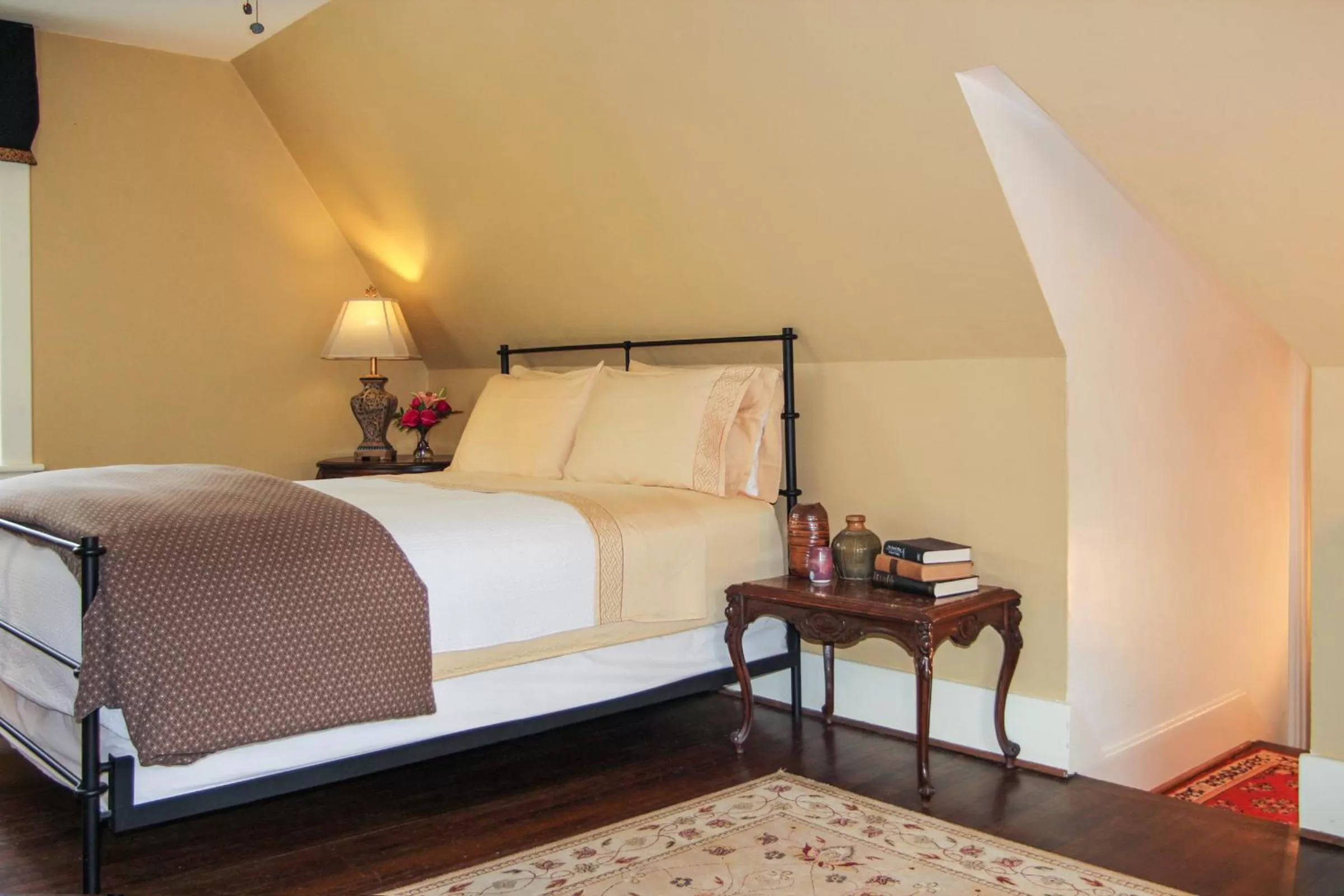 Standard Queen Room in Hillbrook Inn & Spa