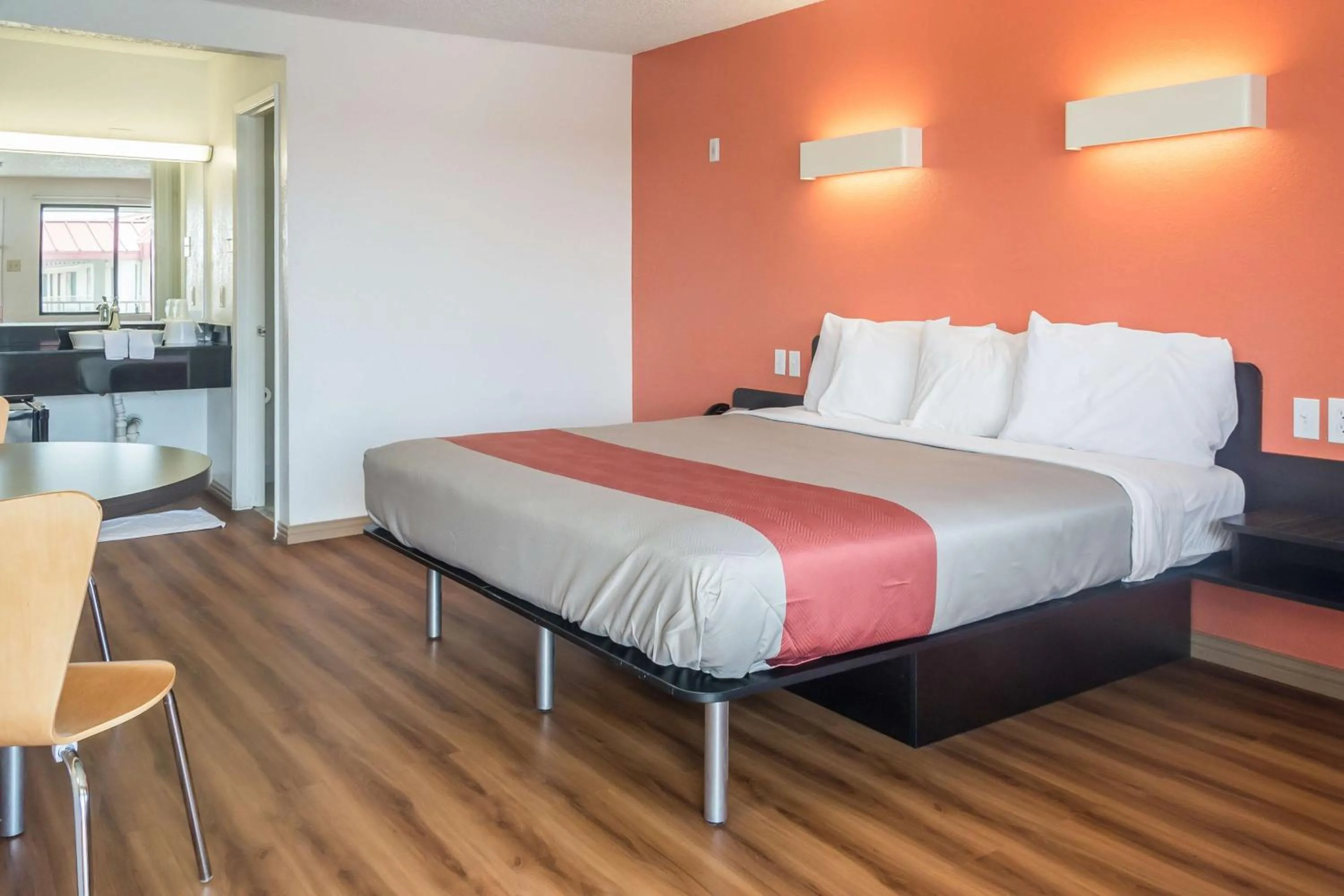 Queen Room - Non-Smoking in Motel 6-Mesquite, TX - Rodeo - Convention Ctr