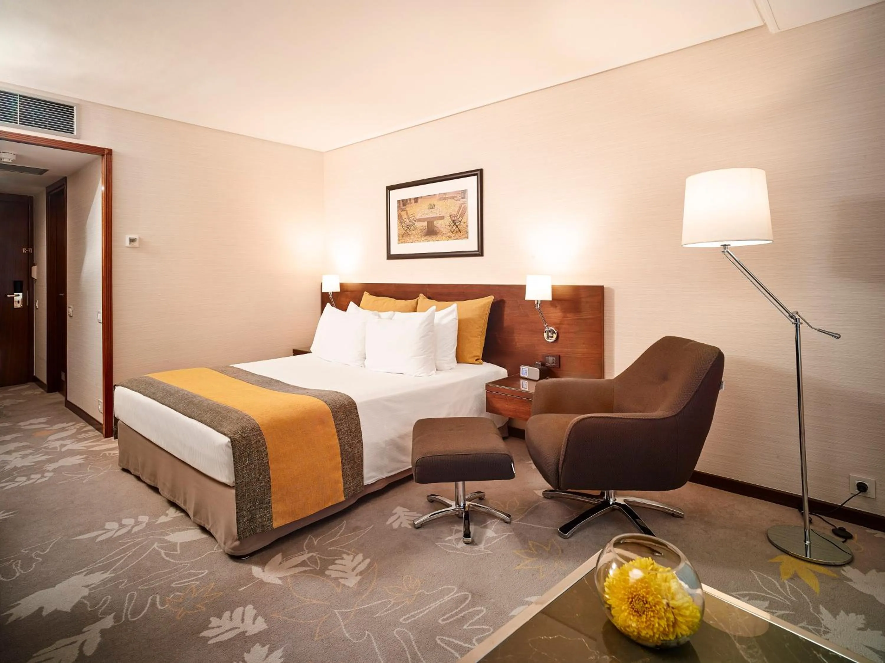 Standard King Room with Balcony in Crowne Plaza Bucharest by IHG