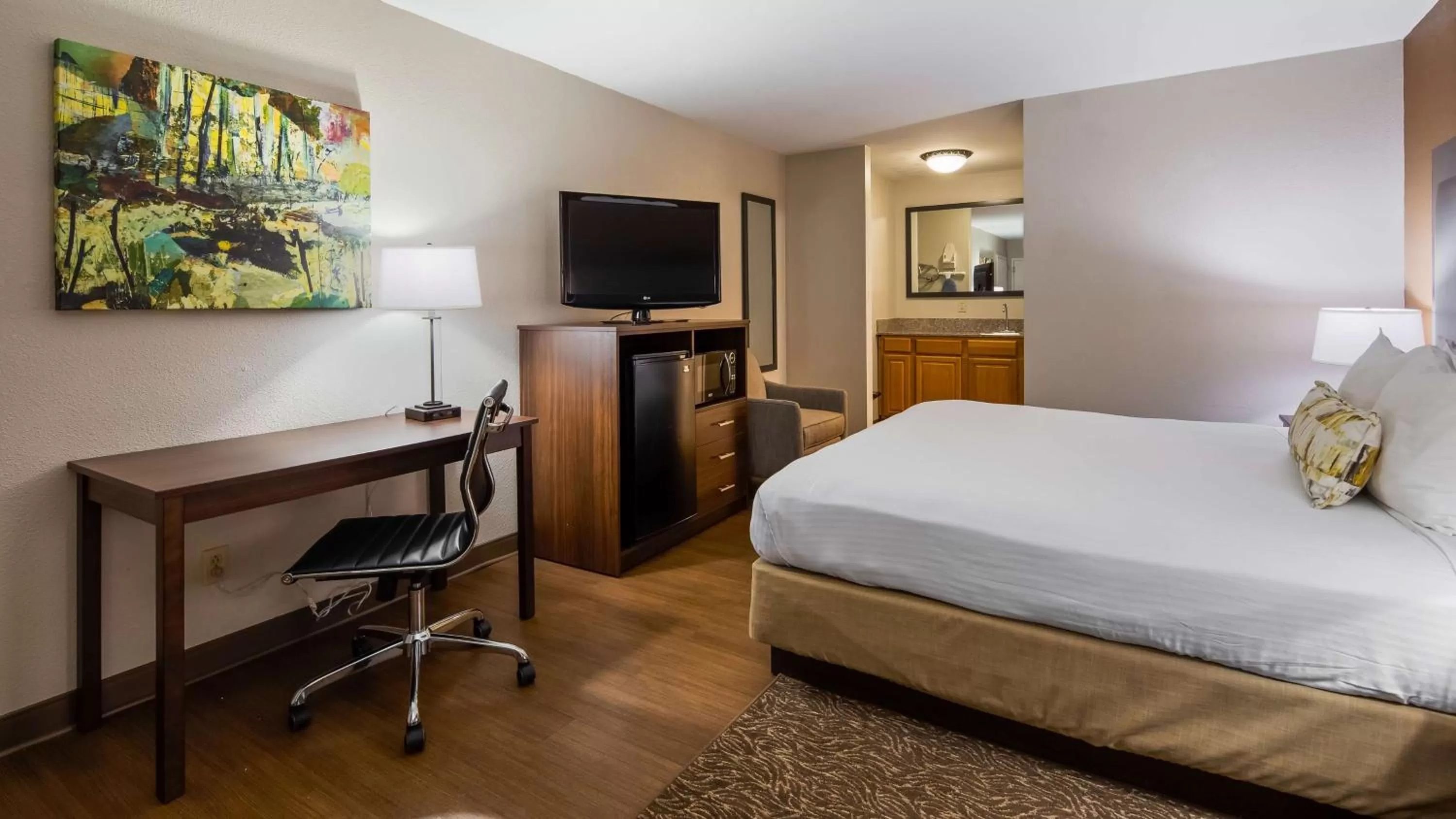 Queen Room with Roll-in Shower - Non-Smoking/Disability Access in Best Western Shenandoah Inn