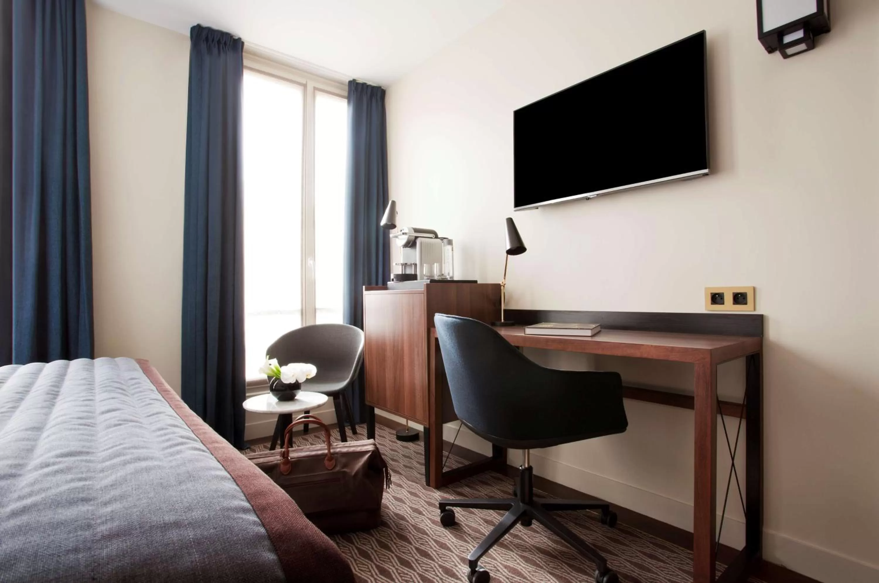 Deluxe King Room with King Bed in Hôtel Mayflower Opera