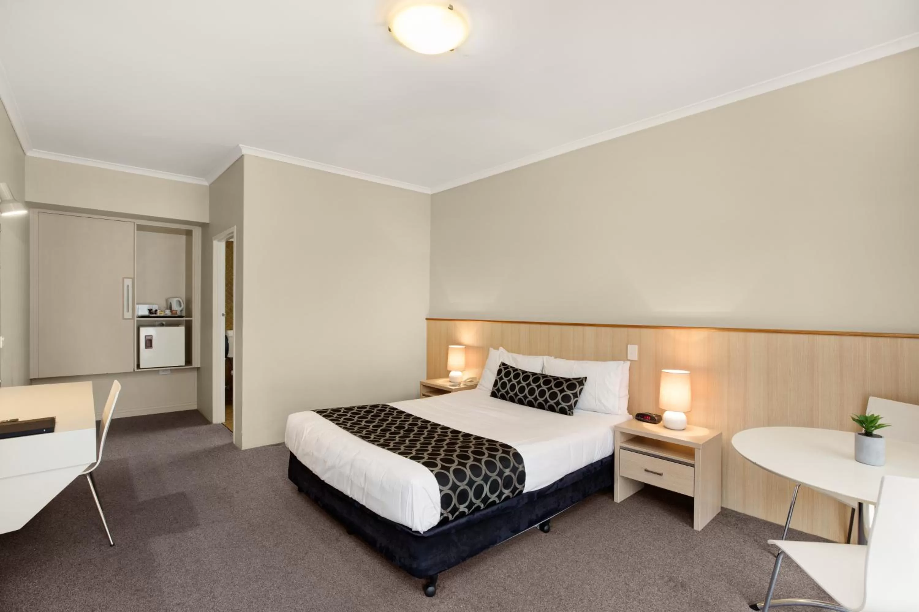 Economy Queen Room in Adelaide Road Motor Lodge