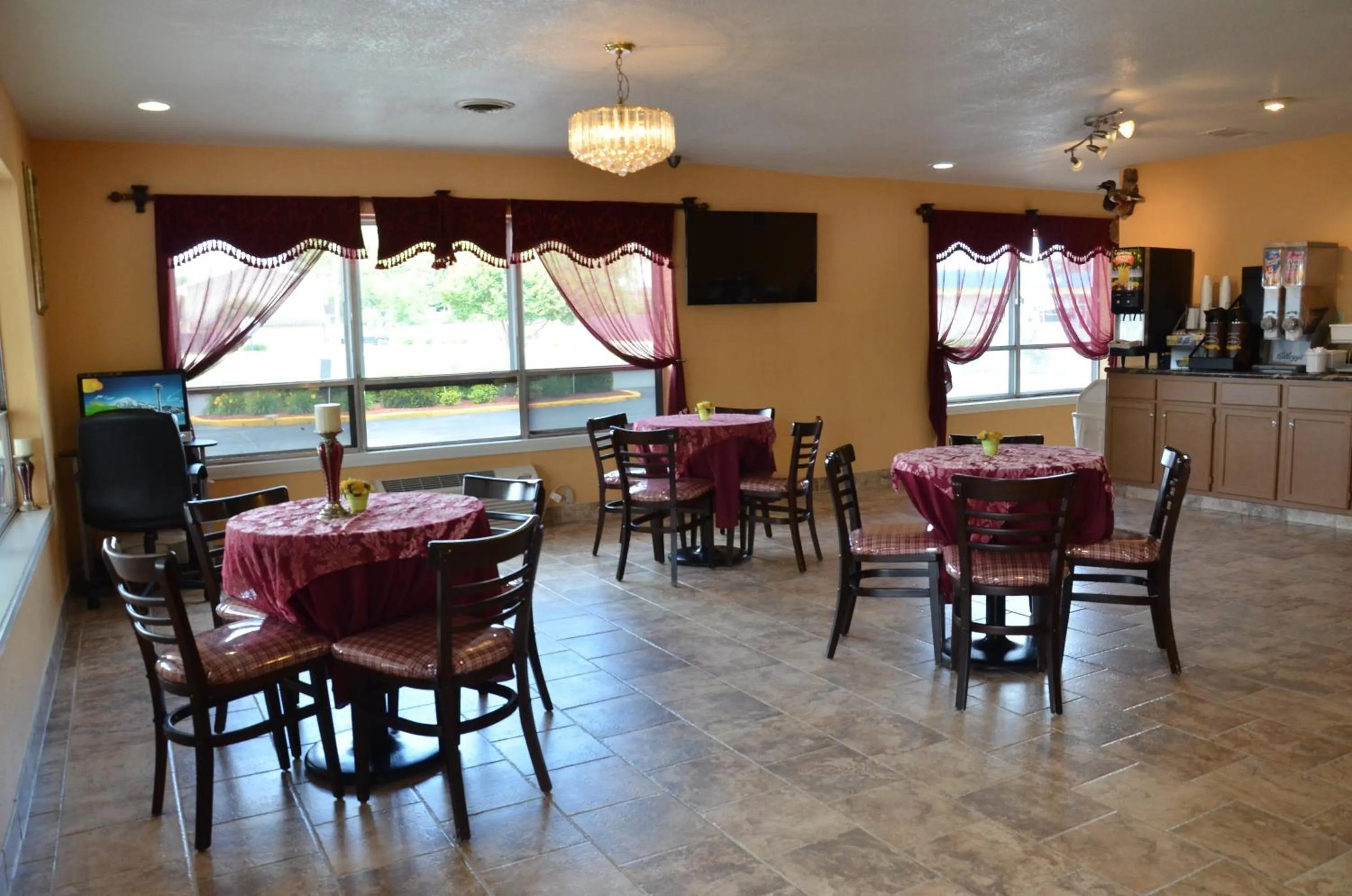 Queen Room with Two Queen Beds - Smoking in FairBridge Inn Express Stuttgart