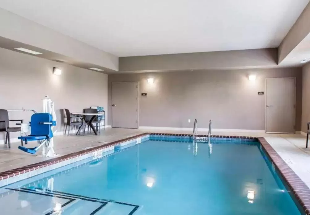 Swimming pool in Sleep Inn & Suites Hannibal West