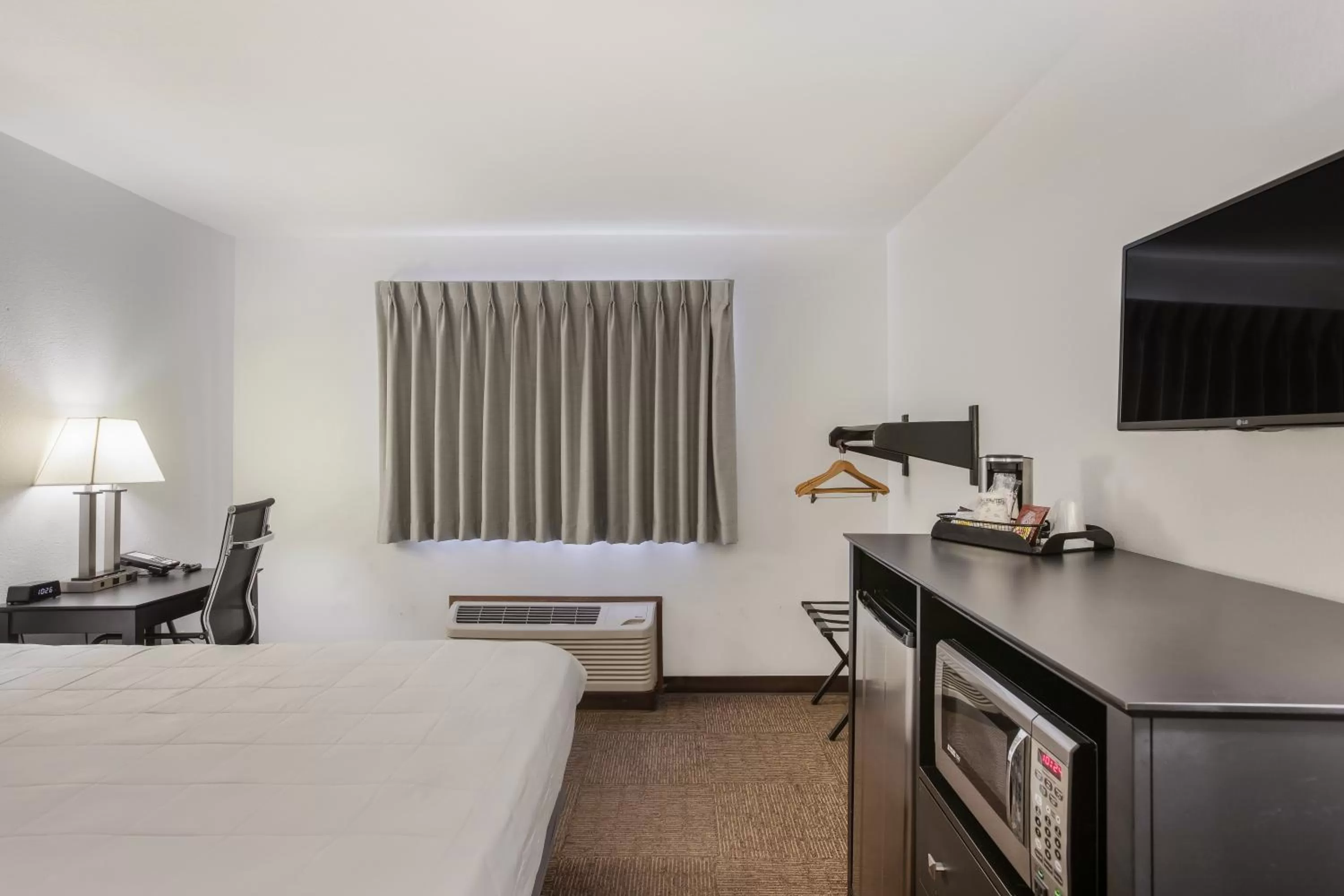 1 Queen Bed Accessible Non-Smoking in Americas Best Value Inn & Suites-Birch Run