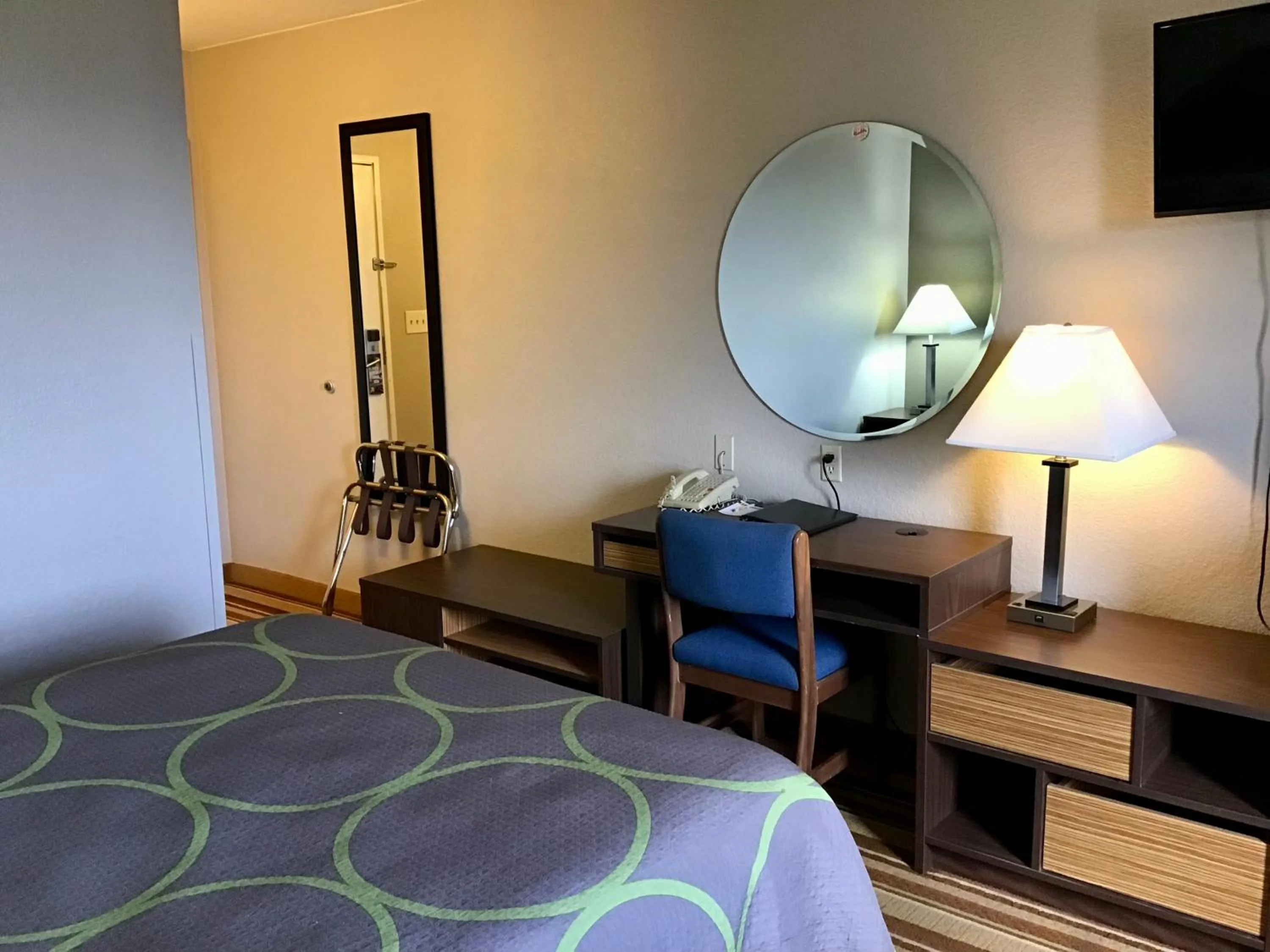 Queen Room - Pet friendly, Non-Smoking in Super 8 by Wyndham Helena