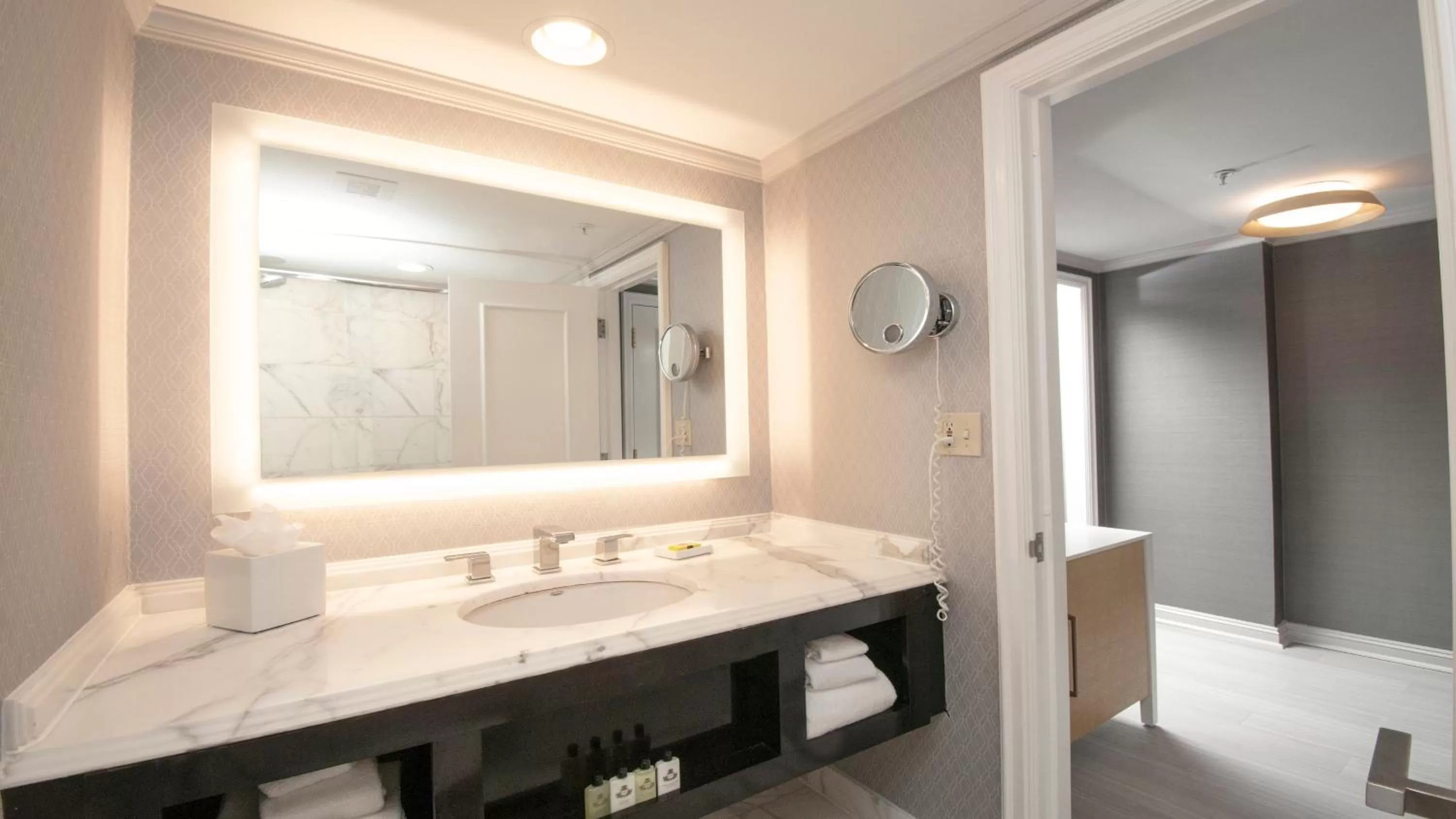 Standard Double Room with Two Double Beds and Plaza View - Lounge Access in InterContinental Kansas City at the Plaza by IHG